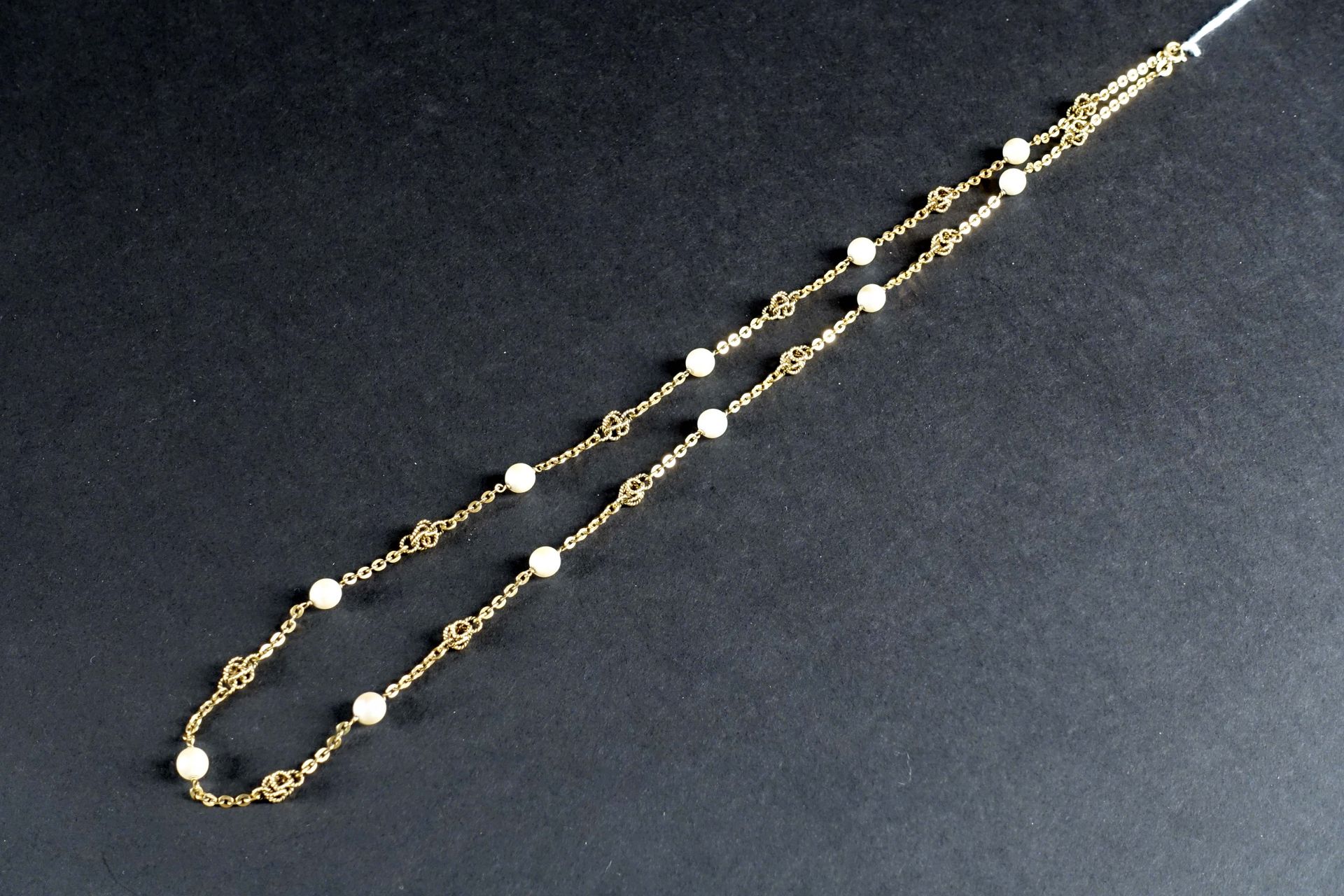 Collier Neige. Agrémenté de perles de culture et maillons en forme de noeuds. Mo&hellip;