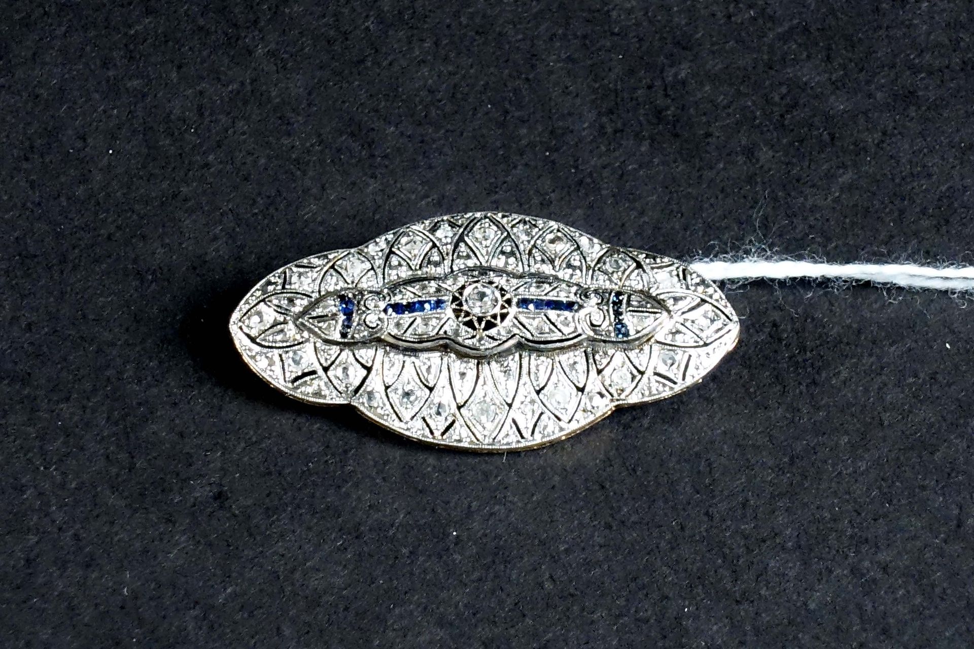 Broche de la fin du XIXe siècle. 镶嵌有40颗玫瑰式切割钻石，16颗岩石切割蓝宝石和一颗中央仿真钻石。黄金和银的镶嵌。重量：7.&hellip;