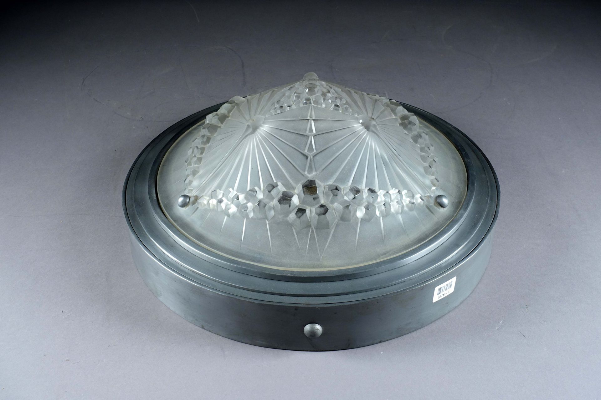 Plafonnier Art Déco. 一个模压的磨砂玻璃碗，上面有三只风格迥异的蜻蜓的图案，由一个金属框架固定。内部照明由四个灯组成。直径：42厘米。状况。&hellip;