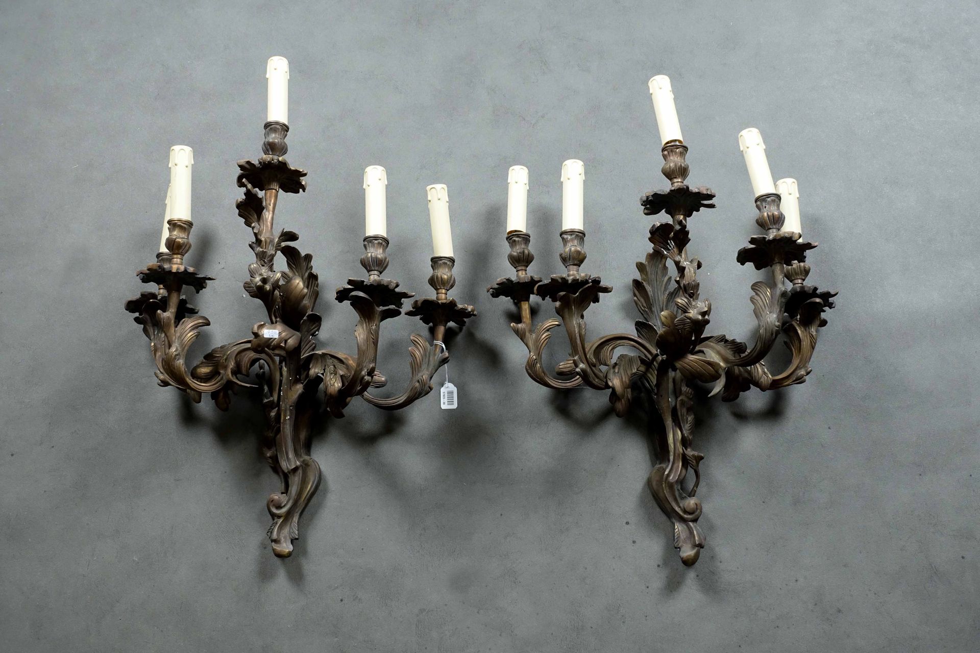 Paire d’importantes appliques de style Louis XV. 有着枝繁叶茂的手臂。由四盏灯照明。青铜器。高度：60厘米。