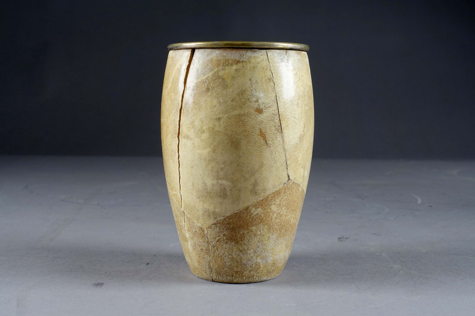 Aldo Tura (Italie 1909-1963). 一个卵形的 "羊皮纸 "花瓶，内衬镀银金属。签名。高度：16厘米。