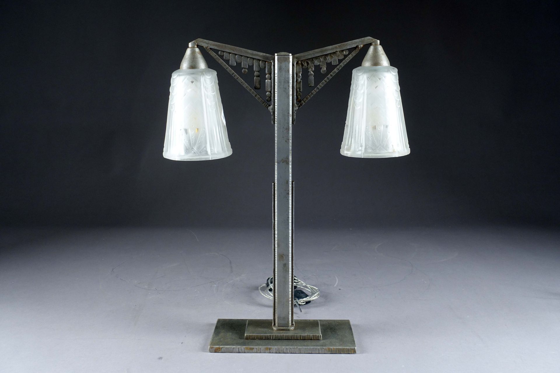 Grande lampe à poser, de style Art Déco. Una doble tulipa de vidrio moldeado, pr&hellip;