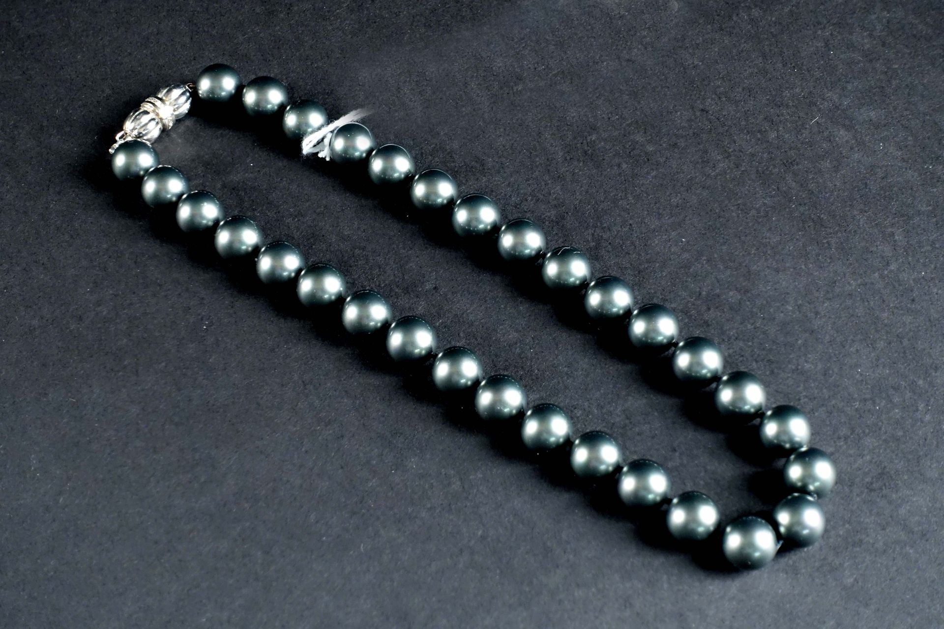 Collier en Simili Perles Grises. 18K白金表扣，镶嵌8颗8/8切割钻石。长度：44厘米。