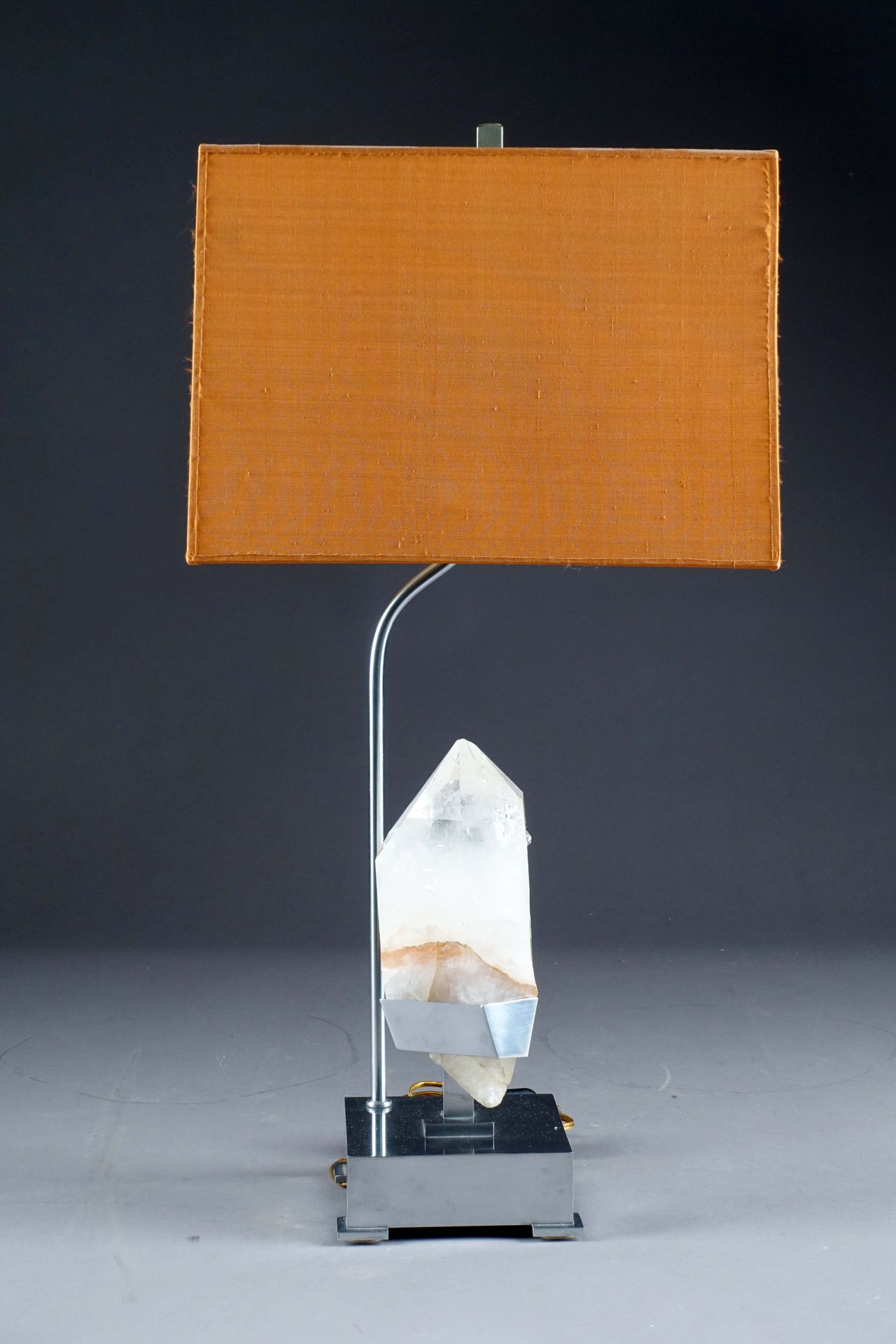 Lampe de Table. 脚上有一块岩石水晶。铝。70年代的作品。高度：63厘米。状况良好。状况良好。
