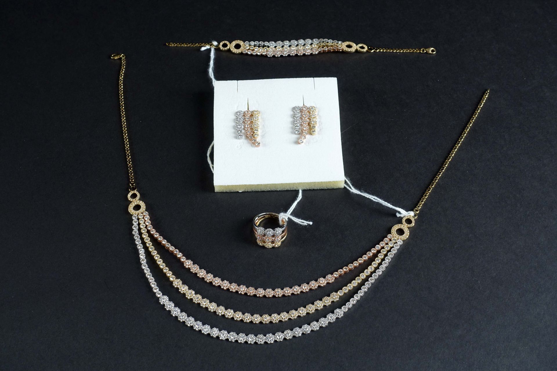 Parure contemporaine. Composed of a necklace (45 cm), a ring (size 54), a bracel&hellip;