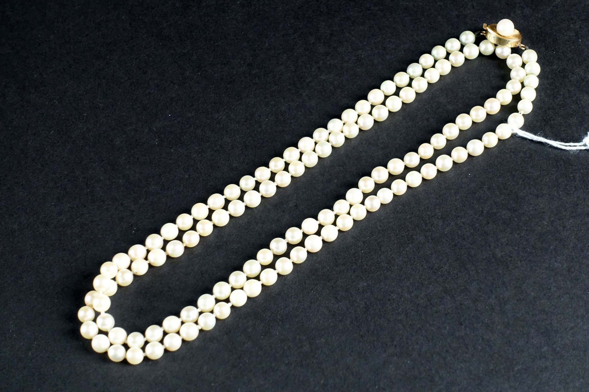 Collier de perles de culture. Fermoir en or jaune 18 carats. Longueur : 83 cm.