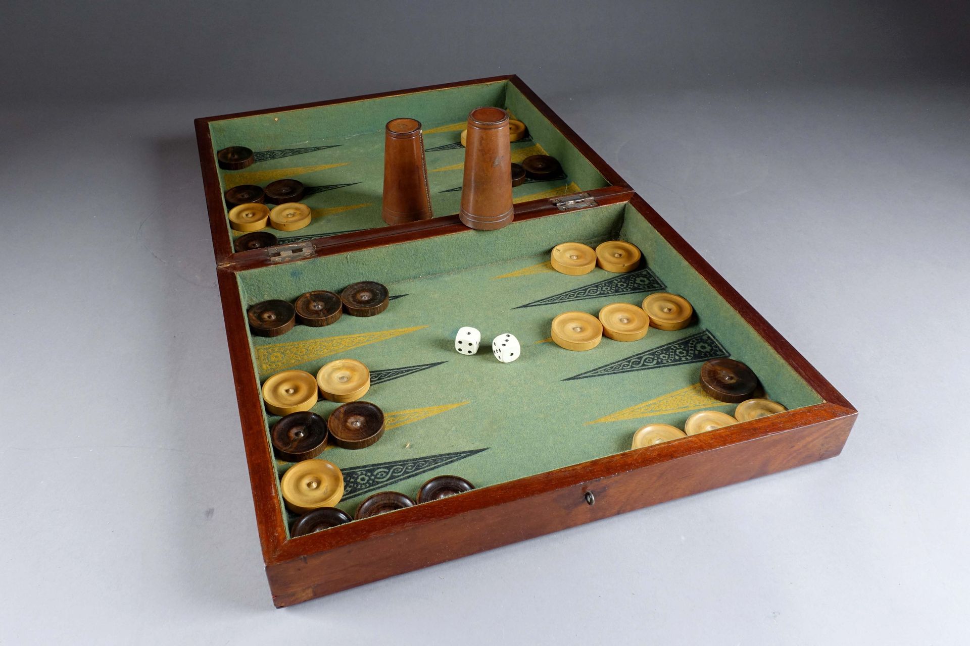 Ancien jeu de backgammon. In mahogany. With its accessories, two leather cones, &hellip;