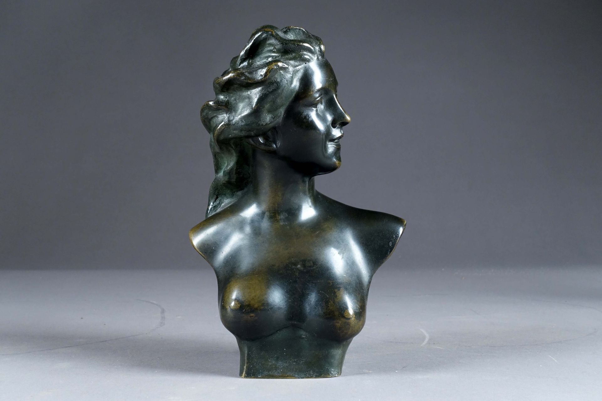 Jef Lambeaux (Anvers 1852 - Bruxelles 1908). 穿着半身裙的年轻女子裸露着胸部。抛光青铜的证明。签名。高度：24厘米。