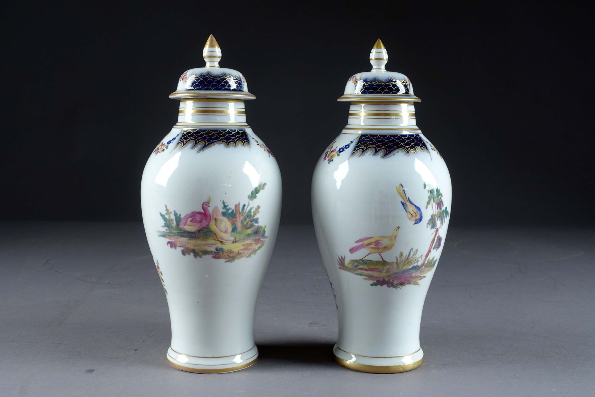 Paire de vases couverts de forme fuselée. Porcelana vidriada blanca pintada, sob&hellip;