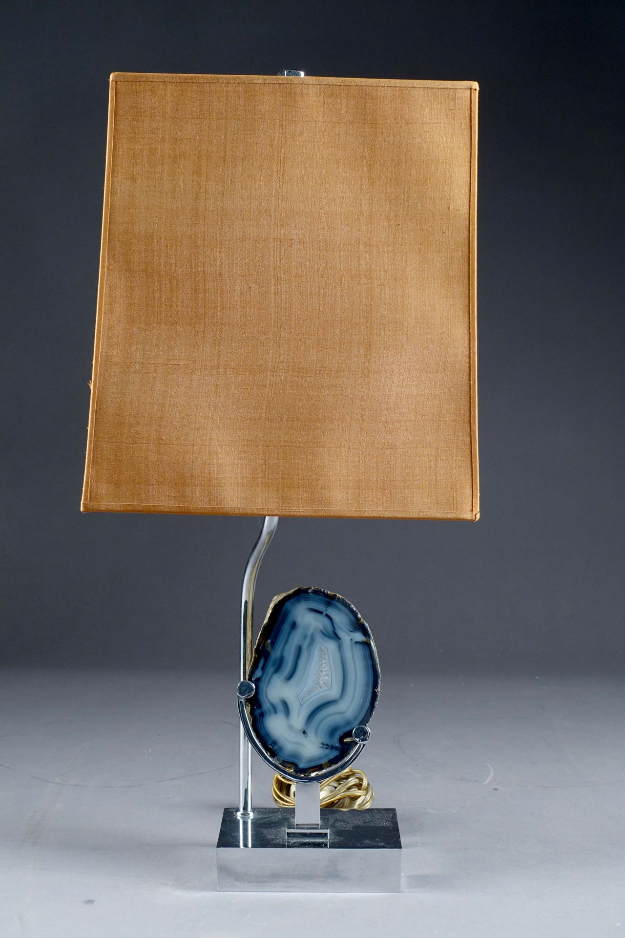 Lampe de Table. Monture en métal chromé retenant une géode d’agate bleue. Travai&hellip;