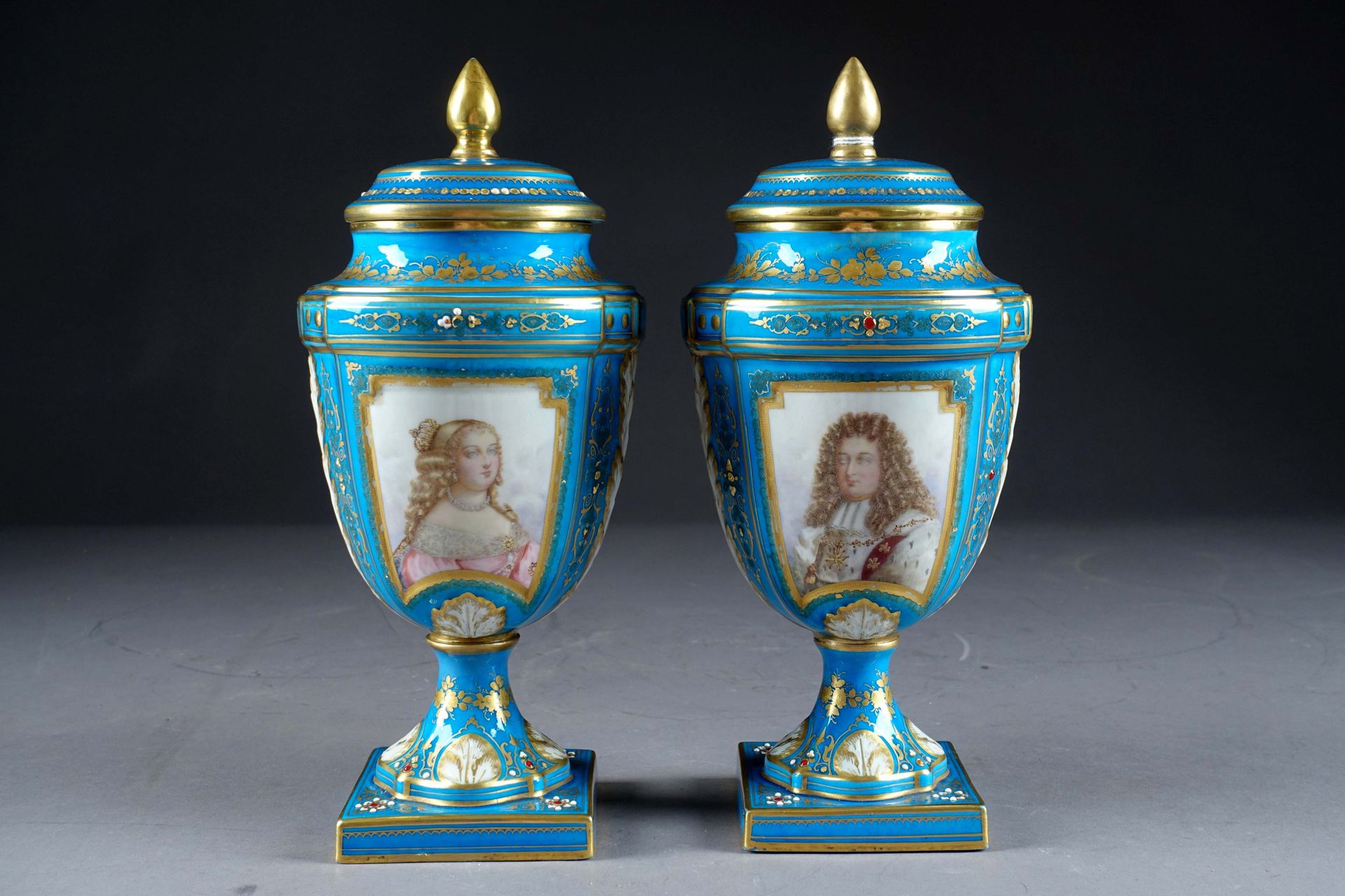 Paire de Vases balustre. 塞夫勒风格的法国瓷器，蓝色和金色背景，装饰有路易十四和曼特侬夫人的肖像，多色的。19世纪的作品。高度：27厘米&hellip;