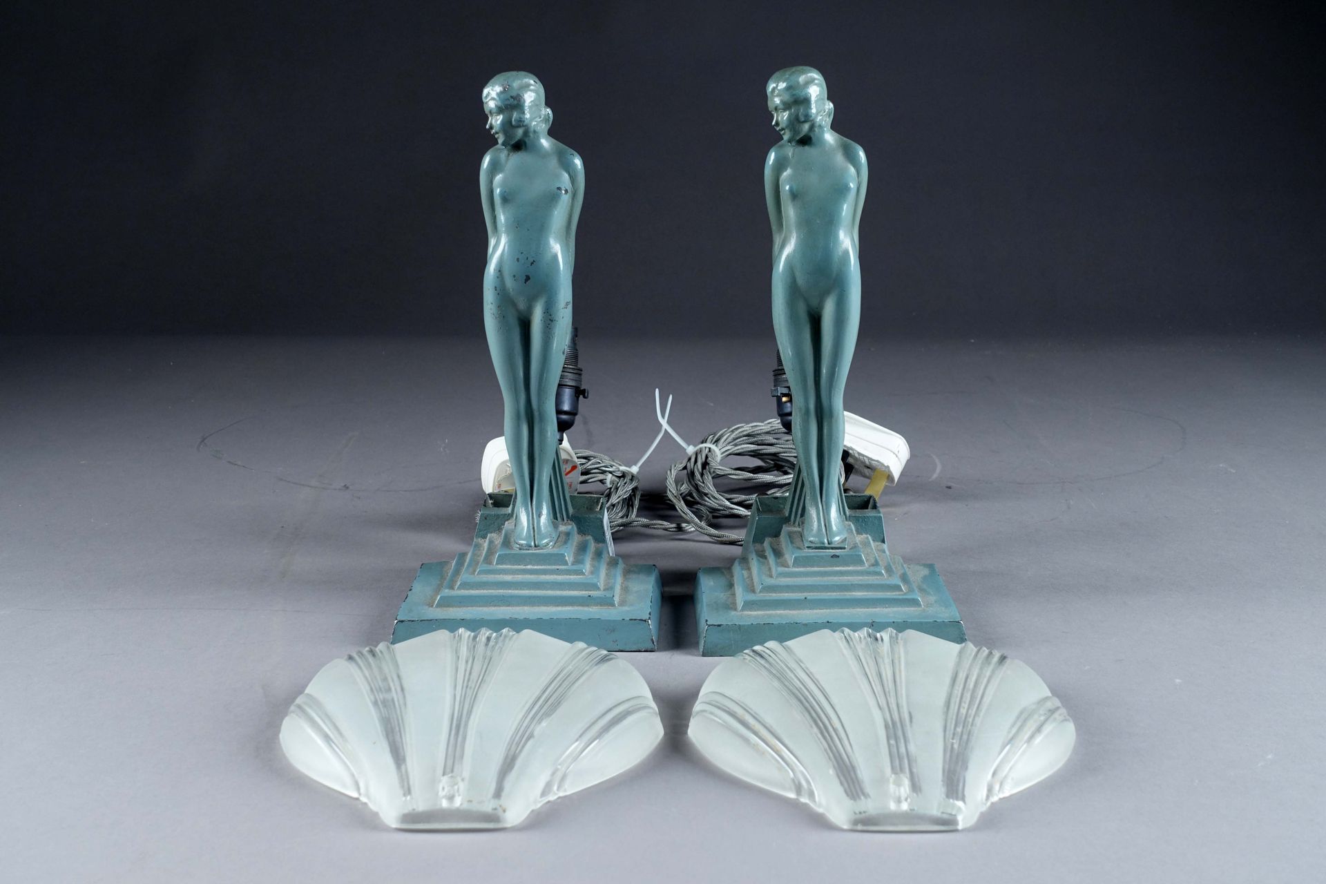 Paire de lampes à poser, Art Déco. Each depicting a nude woman, on a stepped ped&hellip;