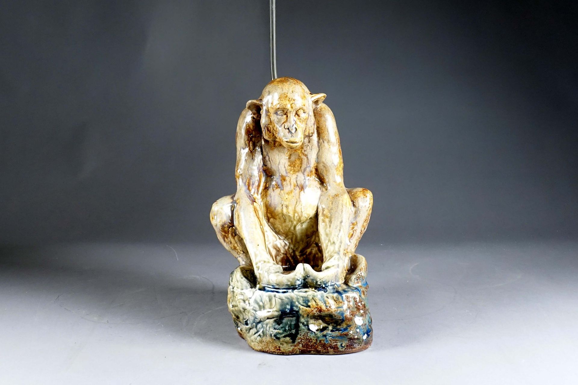 Ecole Belge (attribué à Roger Guérin). Large table lamp with a sitting monkey. S&hellip;