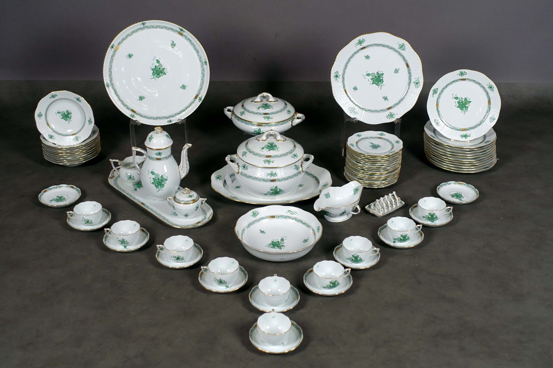 Herend. 重要的 "阿波尼 "型号的瓷器晚餐服务（创建于1931年），用金色加强的绿色阴影。它展示了12个大餐盘，11个汤盘，18个甜点或entremet&hellip;
