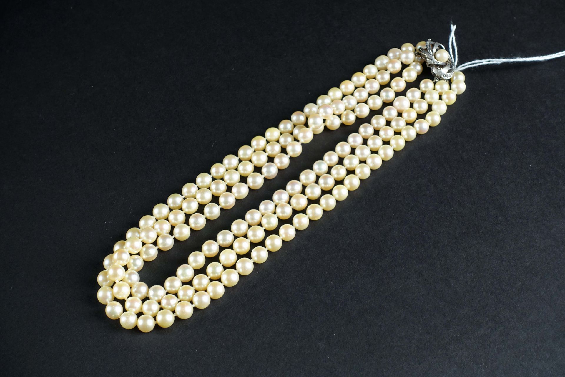 Collier à trois Rangs de Perles de Culture. 18K白金表扣，镶有10颗玫瑰式切割钻石。长度：42厘米。