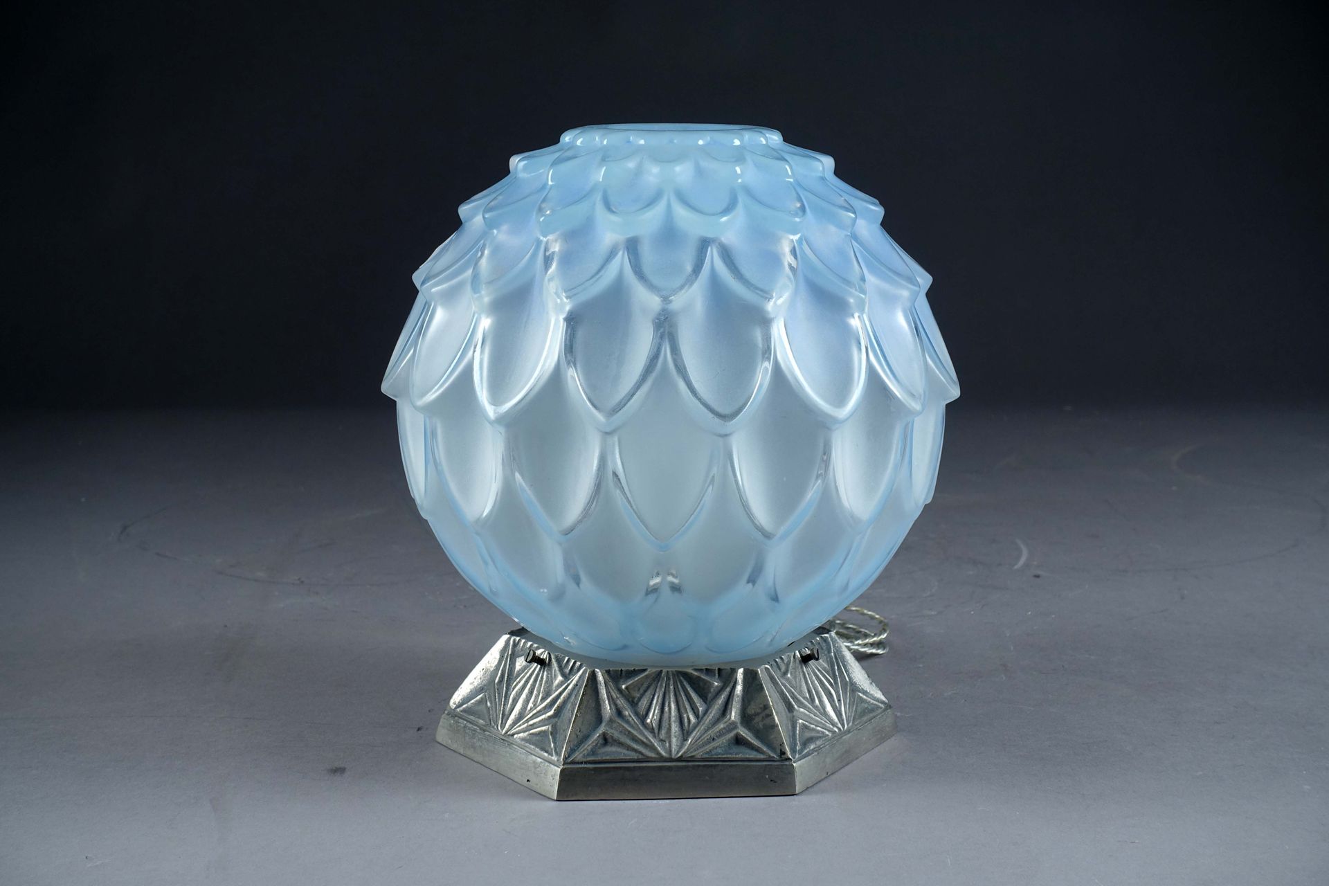 D’Avesn (Pierre Gire dit, Paris 1901-1990). 一个蓝色铜化的，压制的，模制的玻璃 "蓟 "花瓶。作为一盏灯安装在一个六&hellip;