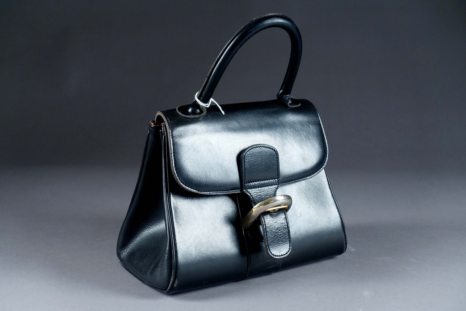 Delvaux. 女士包 "Brillant "型号（创建于1958年）。黑色皮革，咖啡色衬里。一个拉链内袋，金色金属搭扣。签名。尺寸：24 x 14 x 20&hellip;