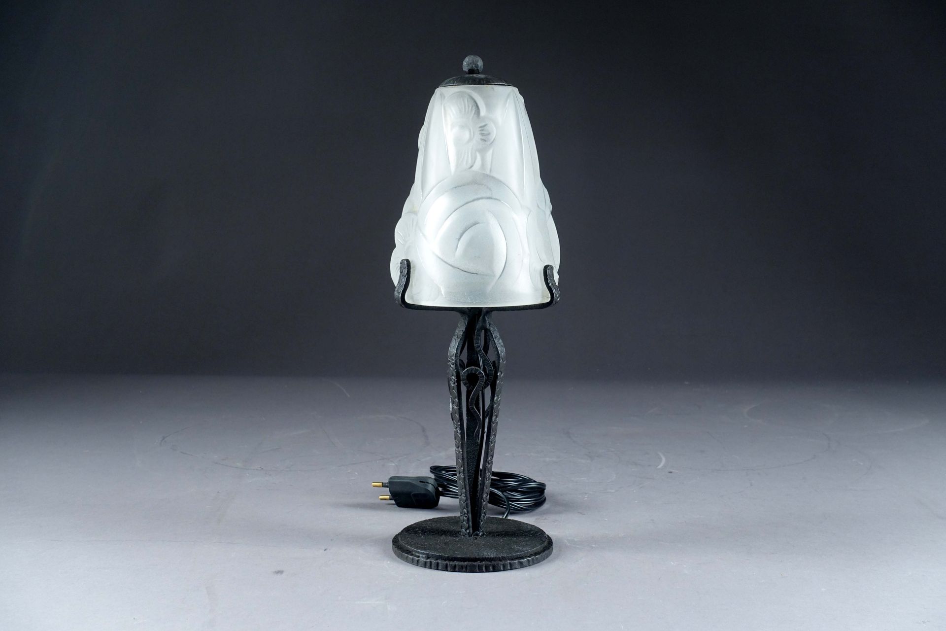 Lampe à poser, de forme champignon. Estilo Art Deco. Capelina, de vidrio moldead&hellip;