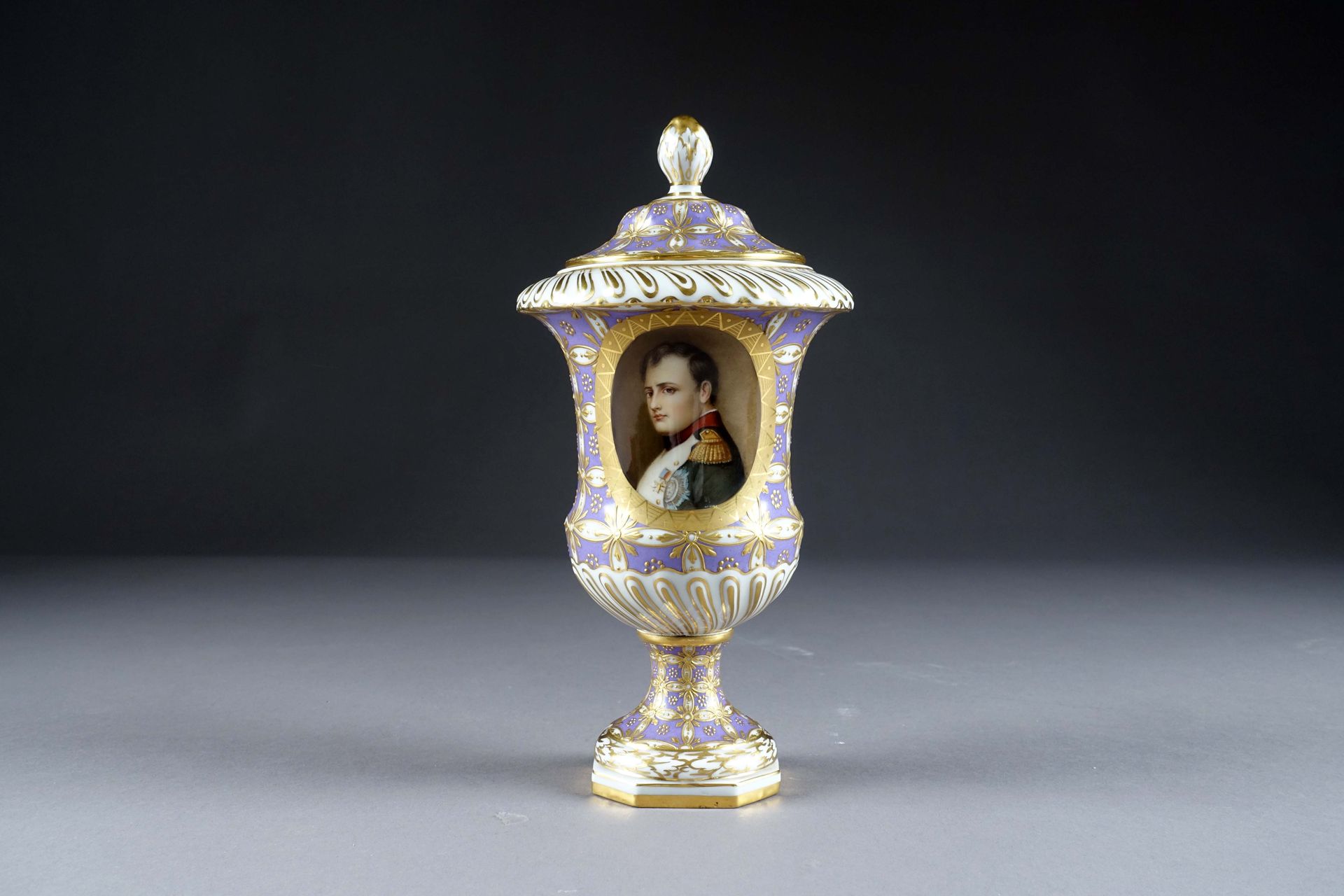 Vase Empire couvert, de forme Médicis. 饰有拿破仑的肖像和他的密码，处于保留状态，从淡紫色和金色的背景中脱颖而出。多彩瓷器&hellip;