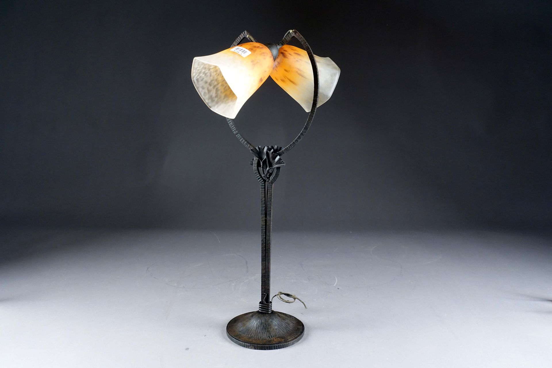 SCHNEIDER. Grande lampada da tavolo "Art Nouveau". Base in ferro battuto con un &hellip;