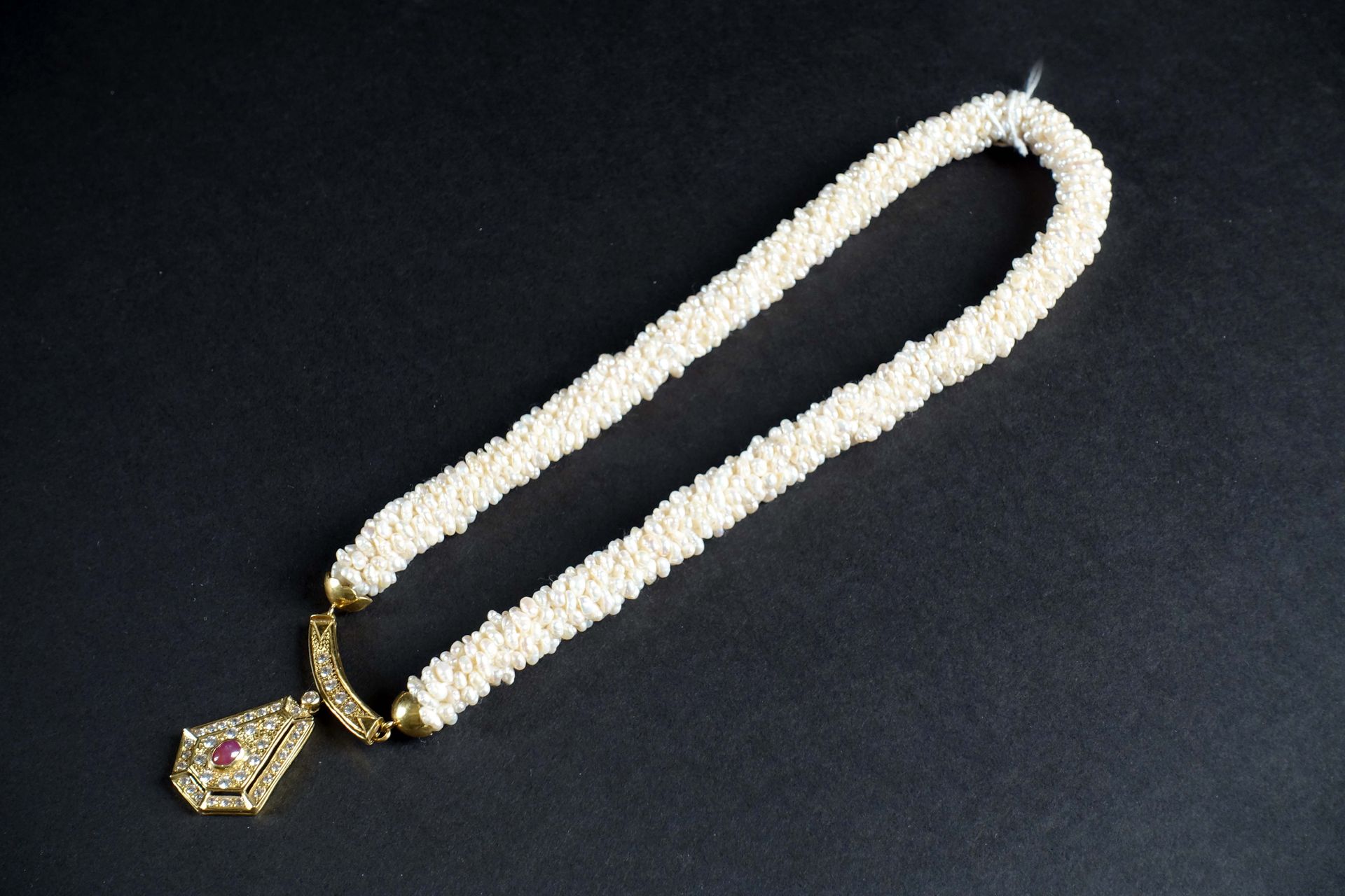 Collier en Perles grains de riz. Plastron-Schließe aus 18 Karat Gelbgold, mit ei&hellip;