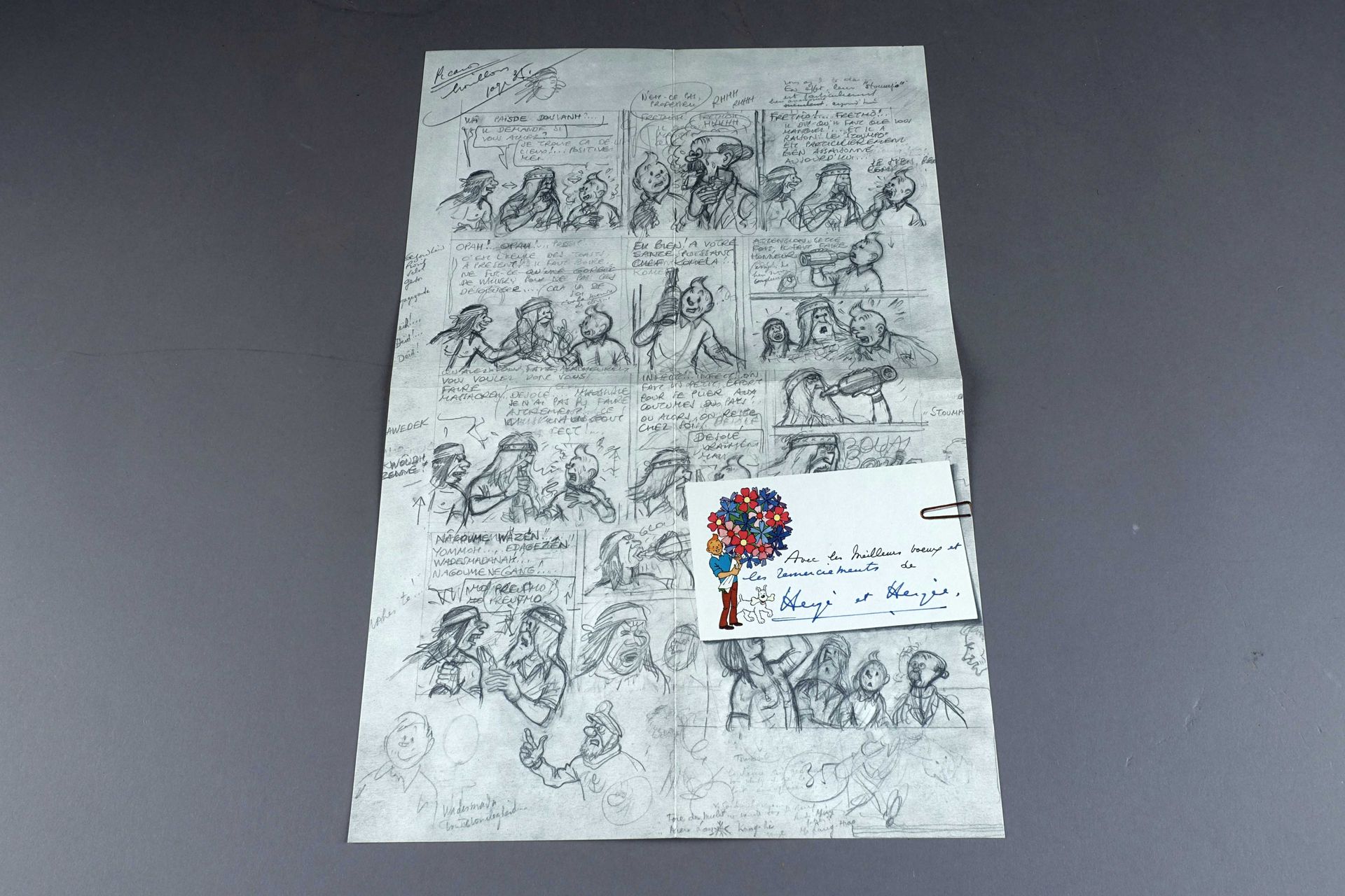 Hergé - Carte de Voeux 1975. 丁丁和皮卡洛斯》画册第35版铅笔草图的传真，折成四份。签名：Hergé蓝色墨水。赫哲和赫哲。展开的尺寸&hellip;