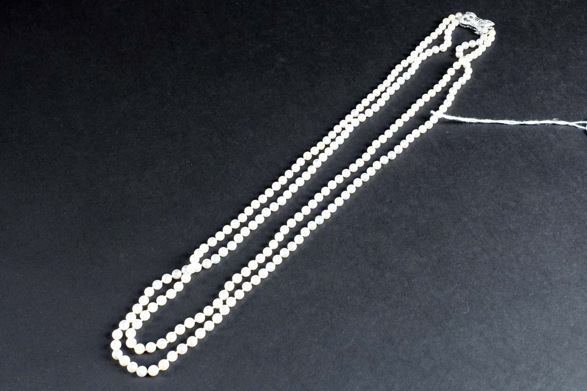 Collier Sautoir double rangs en perles Akoya. Fermoir en or blanc 18 carats agré&hellip;