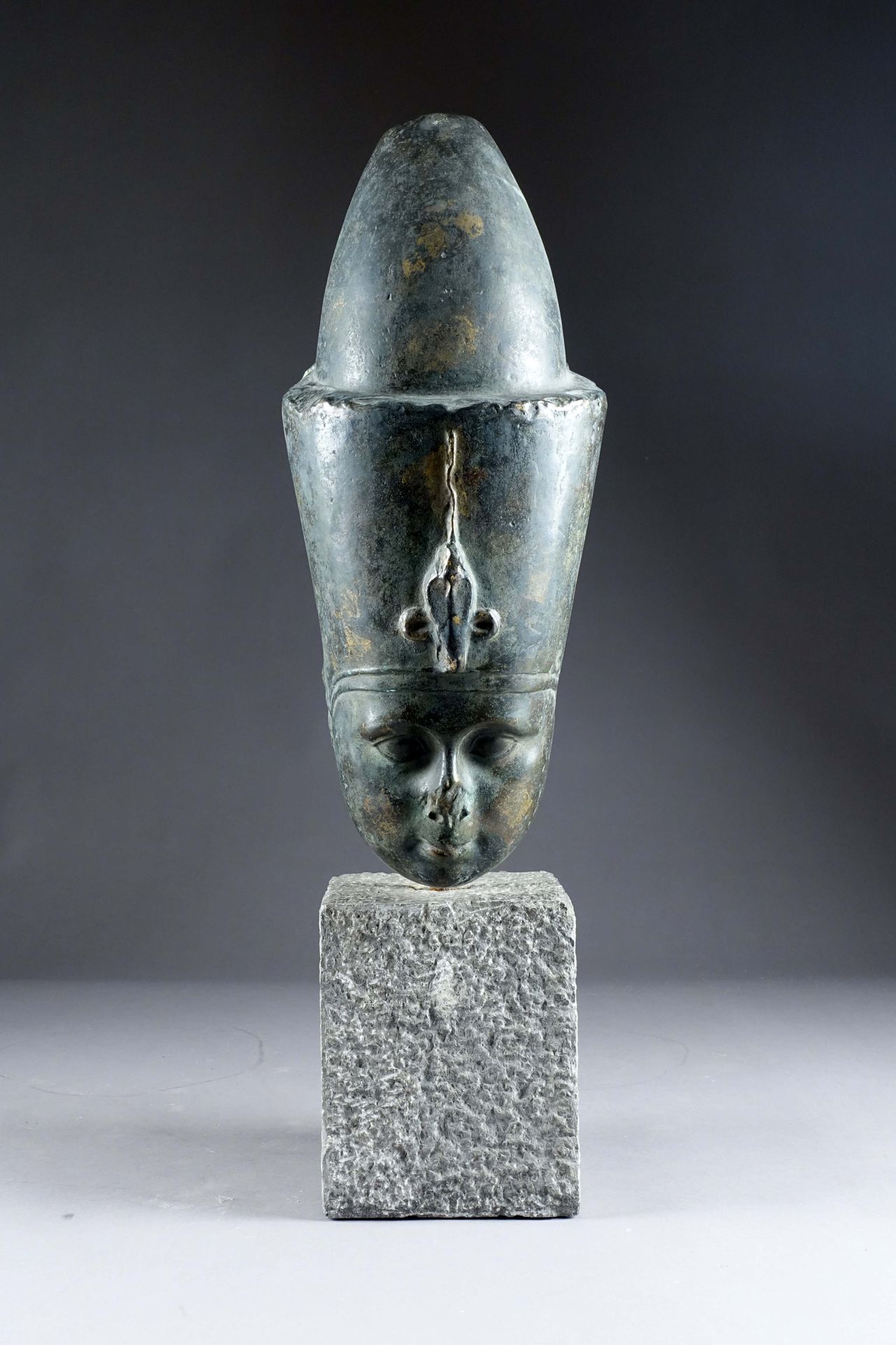 Tête de pharaon, enfant. Epreuve en bronze patiné avec traces de dorure. XIXe/XX&hellip;