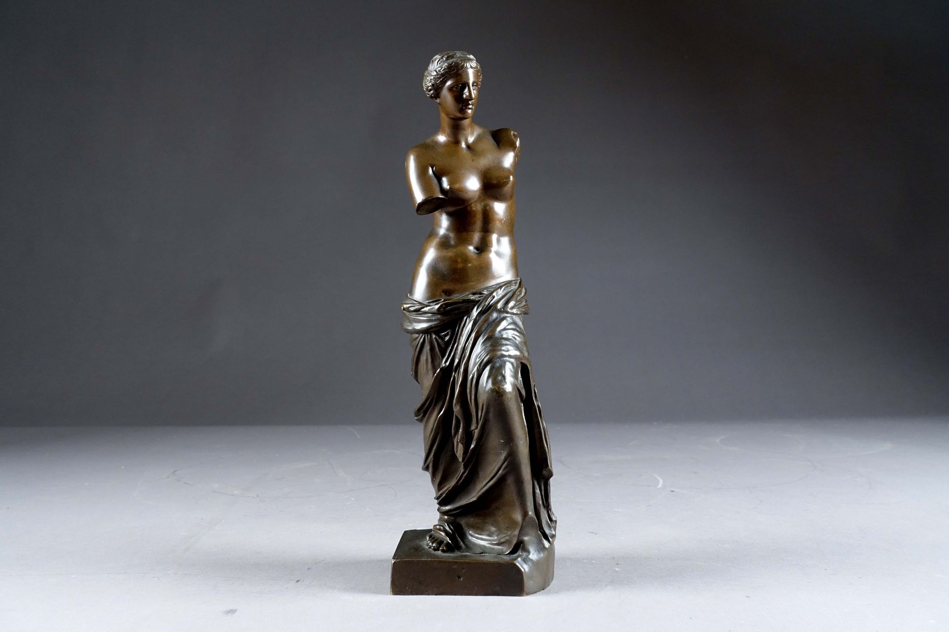 Vénus de Milo. 带有奖章铜锈的青铜证明，以及布鲁塞尔出版商创始人亨利-卢本斯的标记。19世纪下半叶。高度：31厘米。