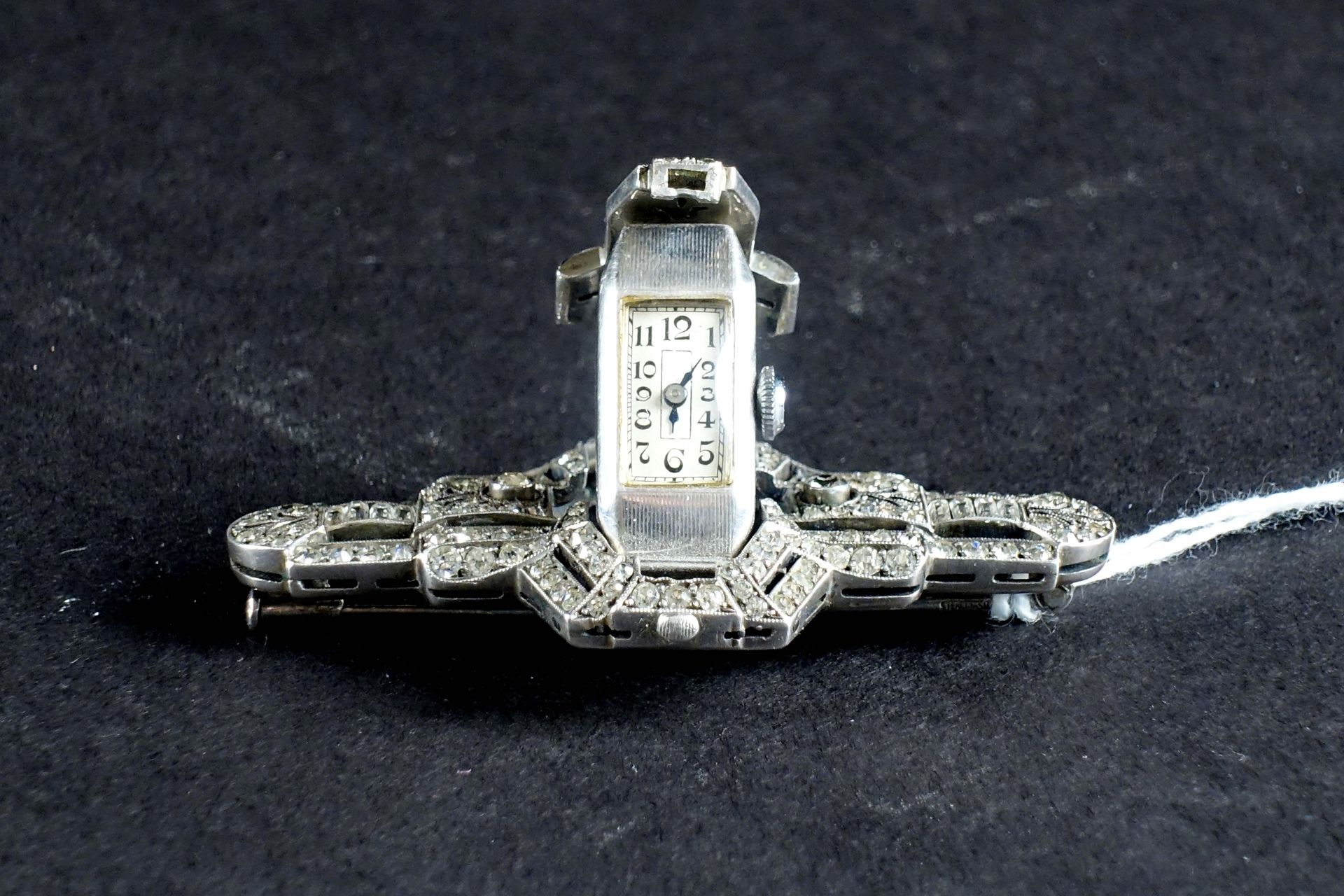 Broche-Montre Art Déco. 银色框架上有水钻，包裹着一只功能性手动机芯手表。