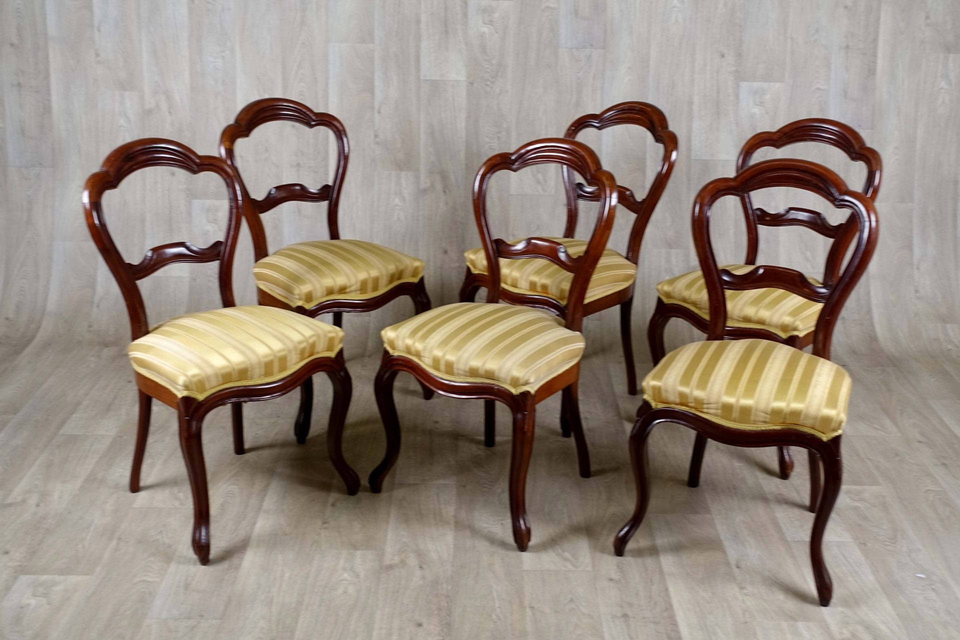 Suite de six Chaises d’époque Napoléon III. 三叶形的背部。座椅采用黄色条纹丝绸装饰。带有凹槽和模具的凸形腿。实心桃花&hellip;
