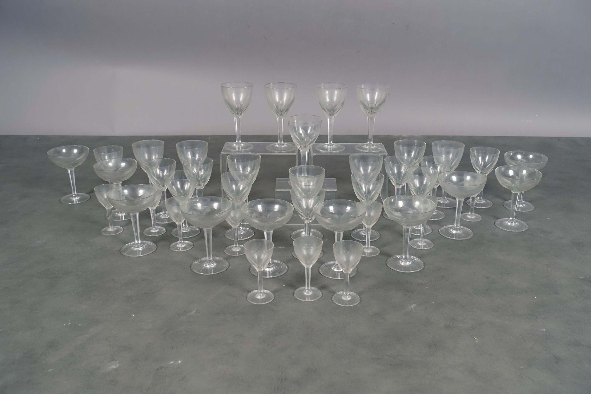 Service de Verres. 它展示了十个香槟杯，十二个大水杯（高度：16.5厘米），十一个葡萄酒杯和十个波特酒或利口酒杯。无色的晶体，有平坦的肋骨。状&hellip;