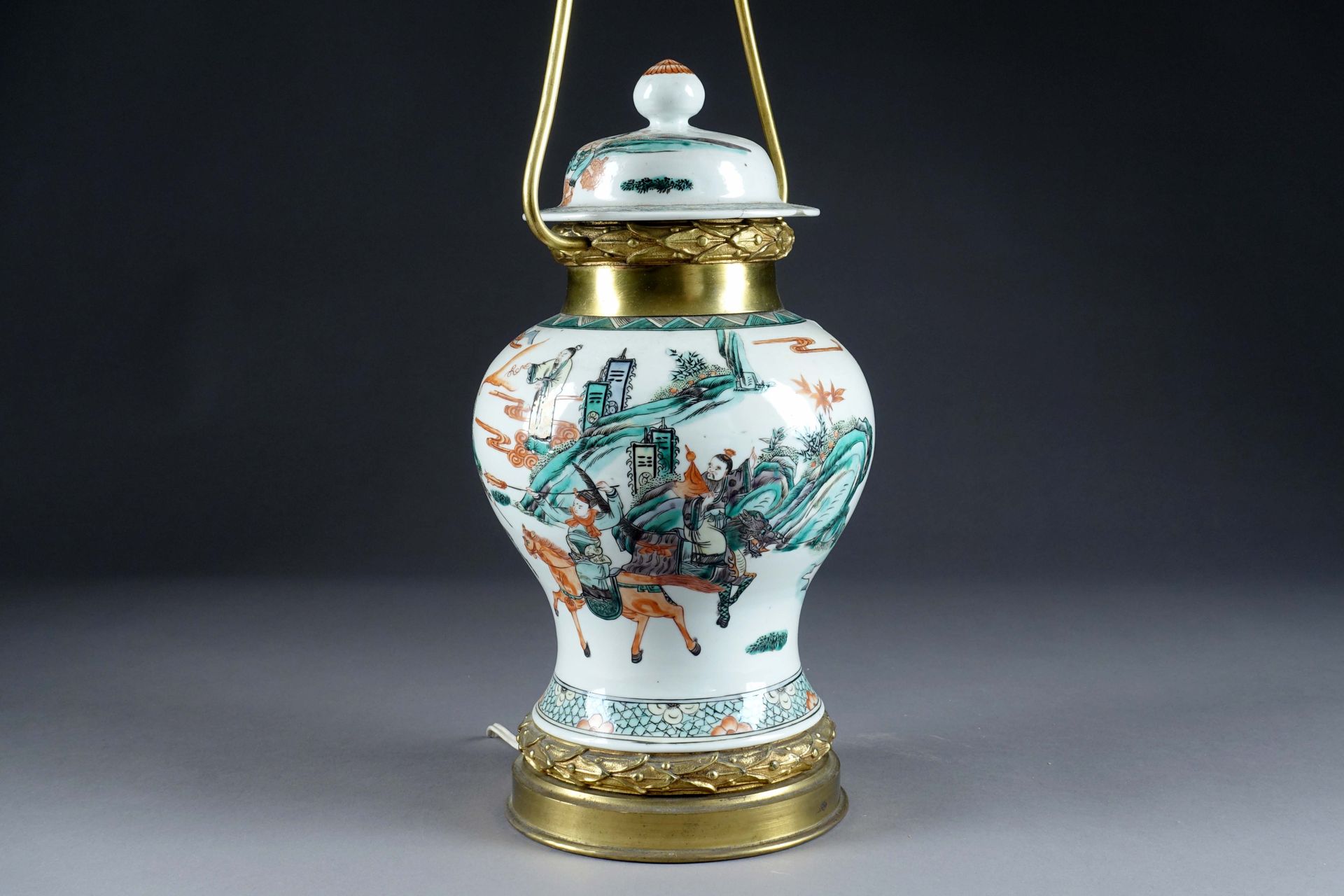 Chine - XIXe/XXe siècle. 有盖的花瓶。绿色家庭瓷器，装饰有骑兵和士兵，有岩石和云朵。安装成一盏灯。花瓶的高度：32厘米 - 总高度：63&hellip;