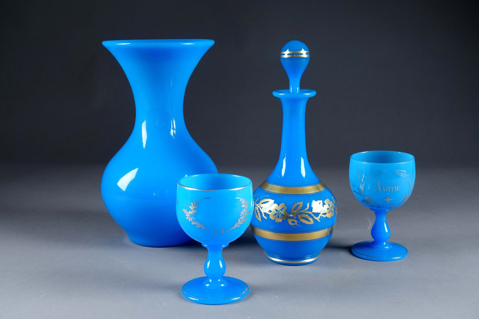 Vase à col trompette (hauteur : 30 cm) et une paire de verres à pied. Opalina az&hellip;