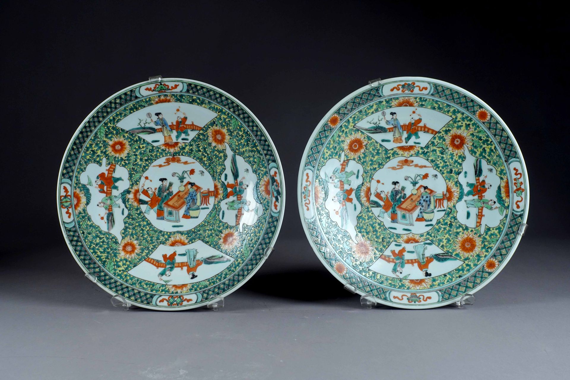 Chine - Début du XXe siècle. Pair of Green Family dishes decorated with characte&hellip;