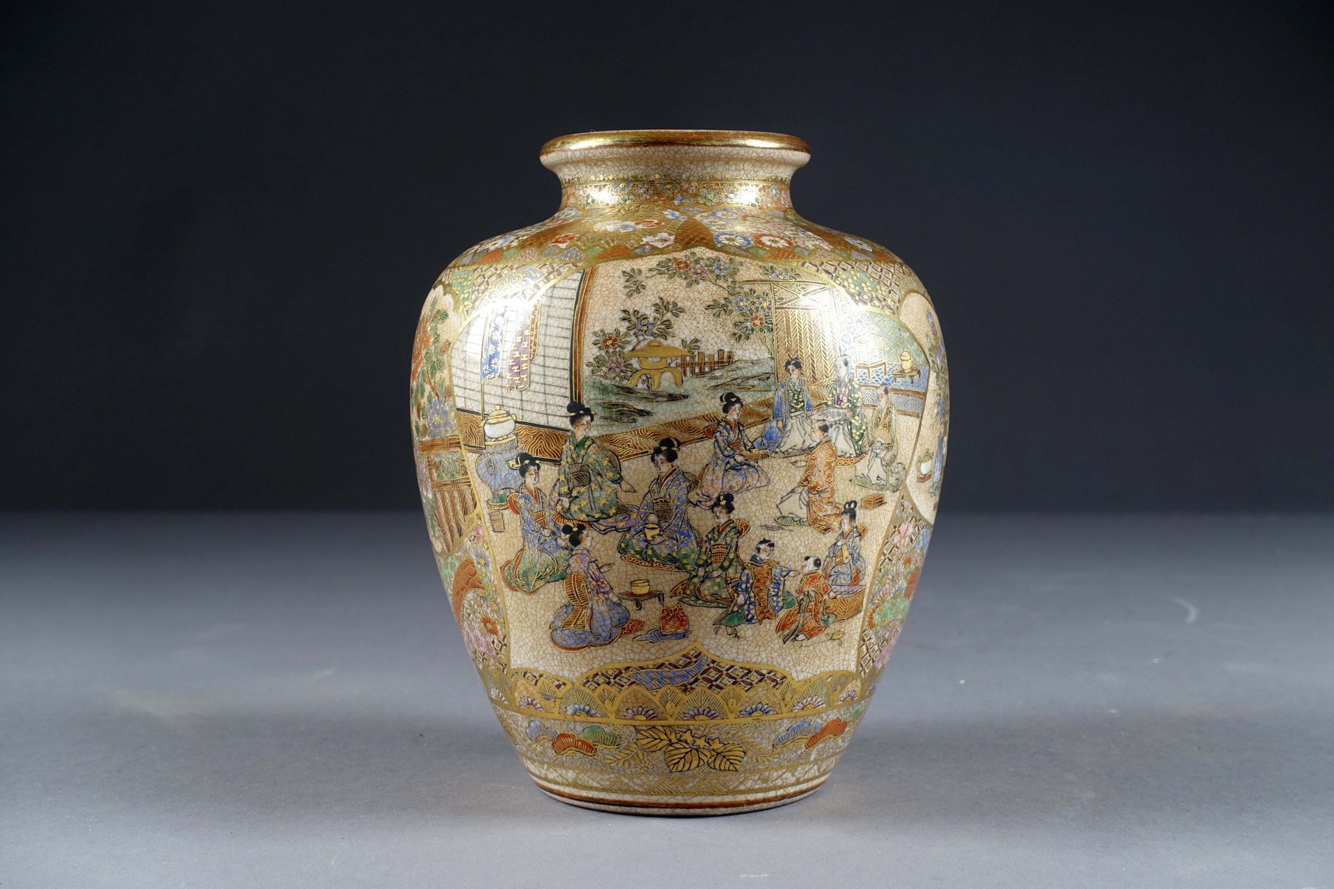 Satsuma. 一个精细的石器花瓶，用金色和多色釉面精心装饰，在马赛克背景上有花园的人物、内部和花卉组成的小插图。日本。明治时期。高度：16厘米。状态 : 状&hellip;