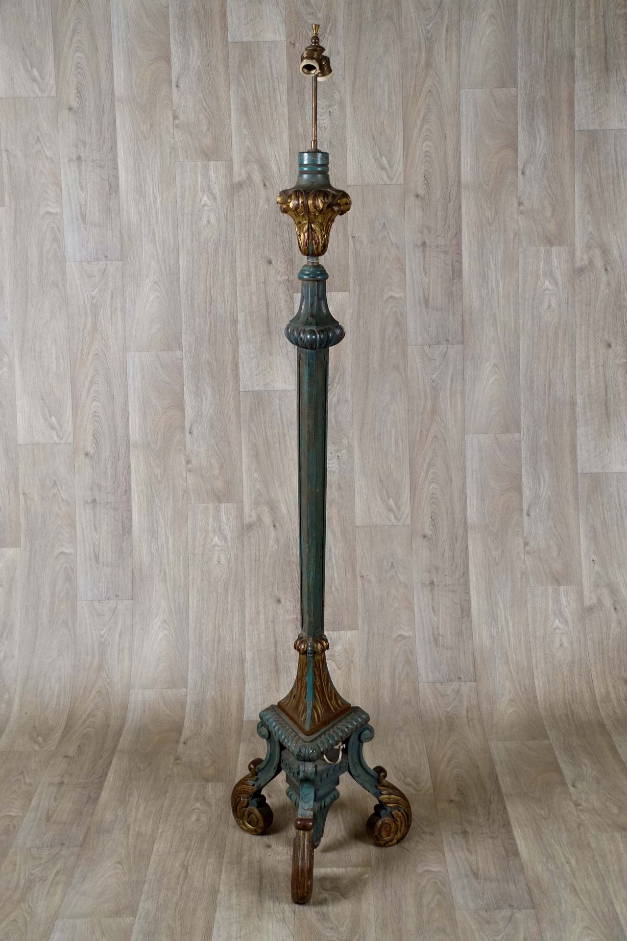 Porte-Torchère. 三角形的轴放在三个滚动的脚上。木雕刺桐叶，蓝色和金色漆面，有铜锈。作为落地灯安装。身高：175厘米。