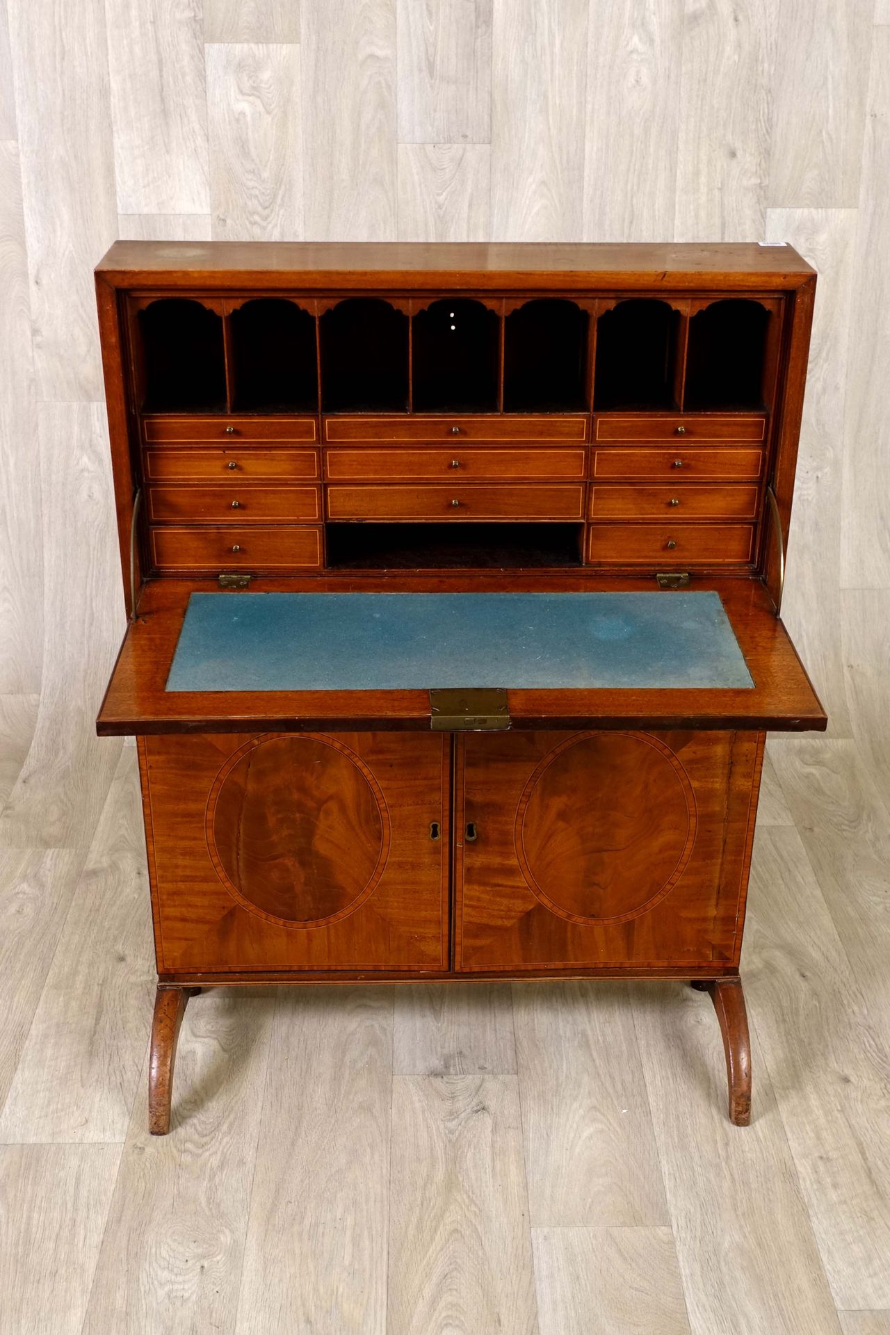 “Billet doux“ ou Writing Desk. The front has two doors and a flap forming a writ&hellip;