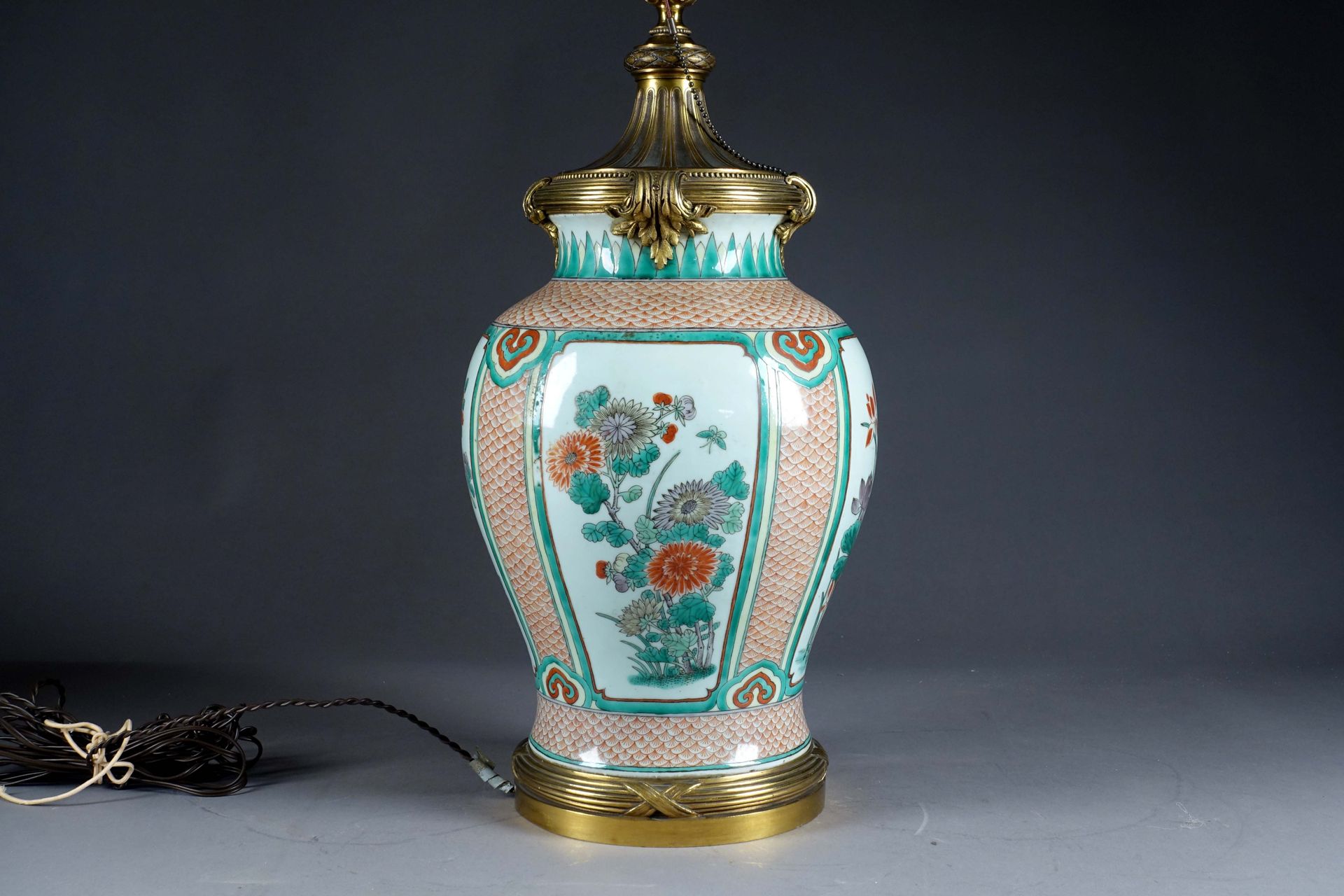 Grand Vase. 中国瓷器，格林家族，清朝时期。饰有四块板，有花的图案，边上有如意杖头，背景为鳞片。路易十六风格的欧洲鎏金铜架。作为一盏灯安装。总高度：8&hellip;