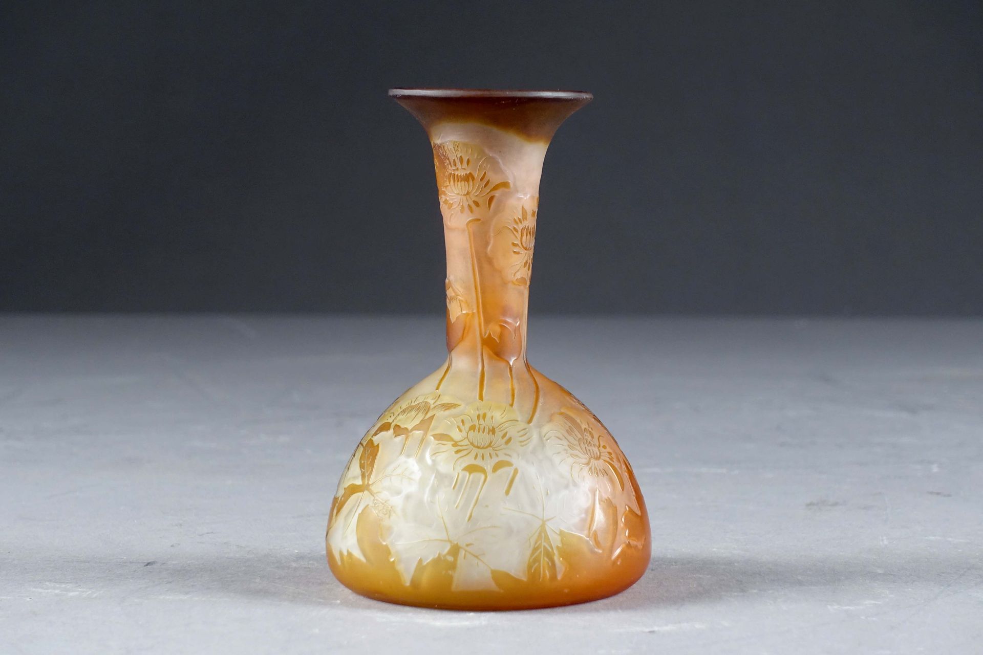 GALLE. Kleine Vase mit konischem Bauch und ausgestelltem Röhrenhals. Mehrschicht&hellip;