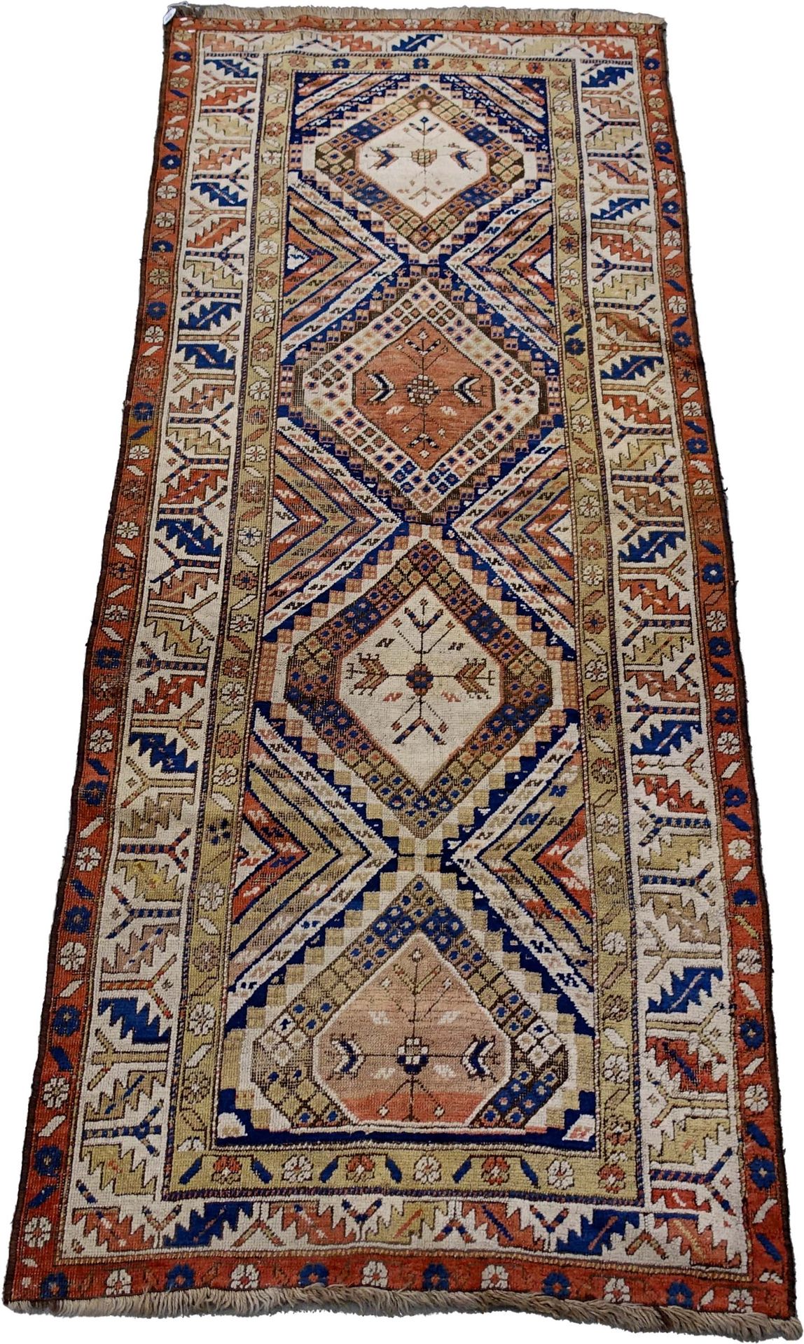 Carpette Caucase-Shirvan. 有四个相连的几何图案的奖章。三条带子的边界。尺寸：246 x 96厘米。