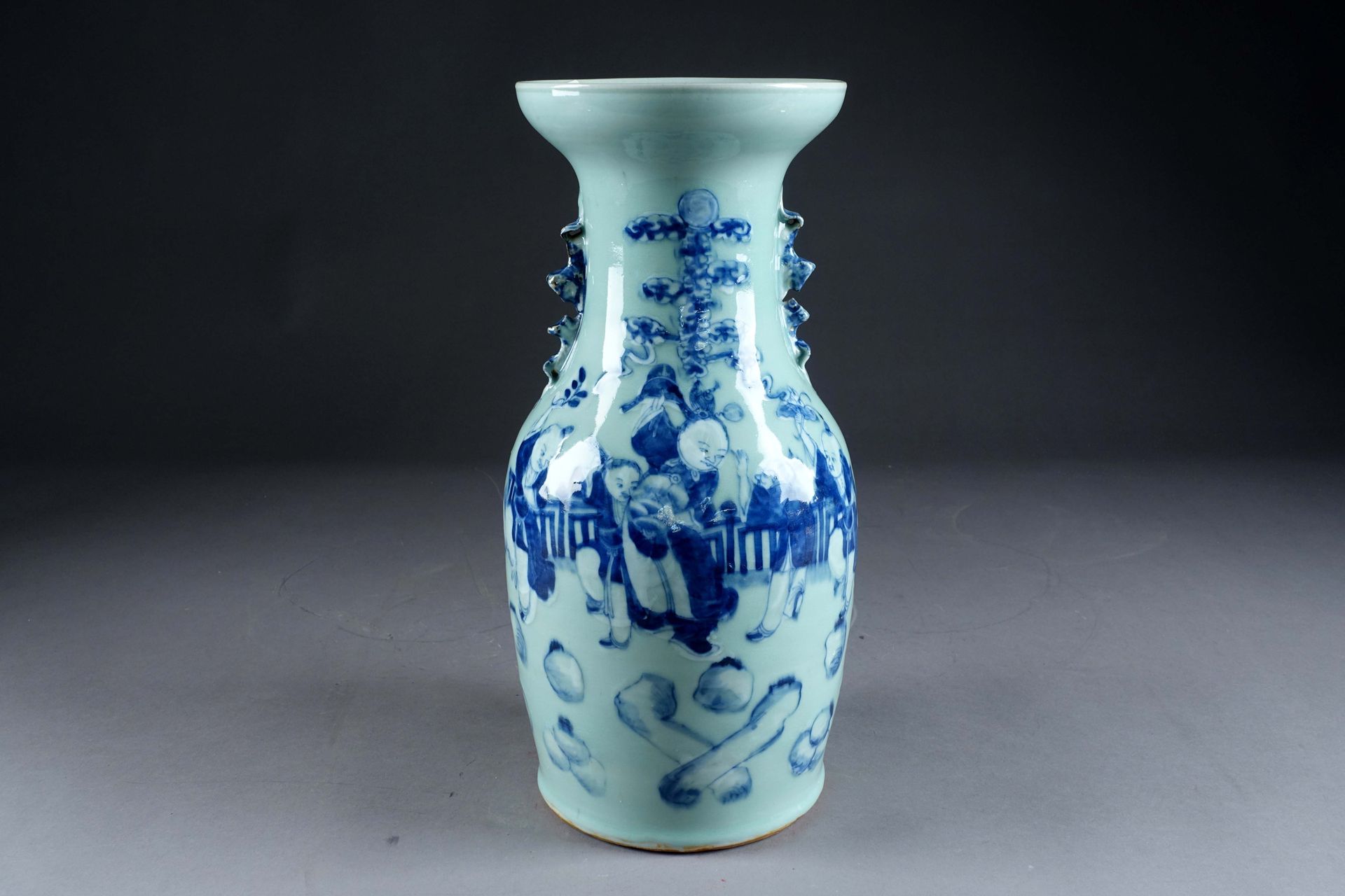 Vase balustre. 有五个孩子在花园里玩耍的动画。中国瓷器，青花瓷背景上的蓝/白珐琅。19世纪晚期。高度：42厘米。条件：头发。