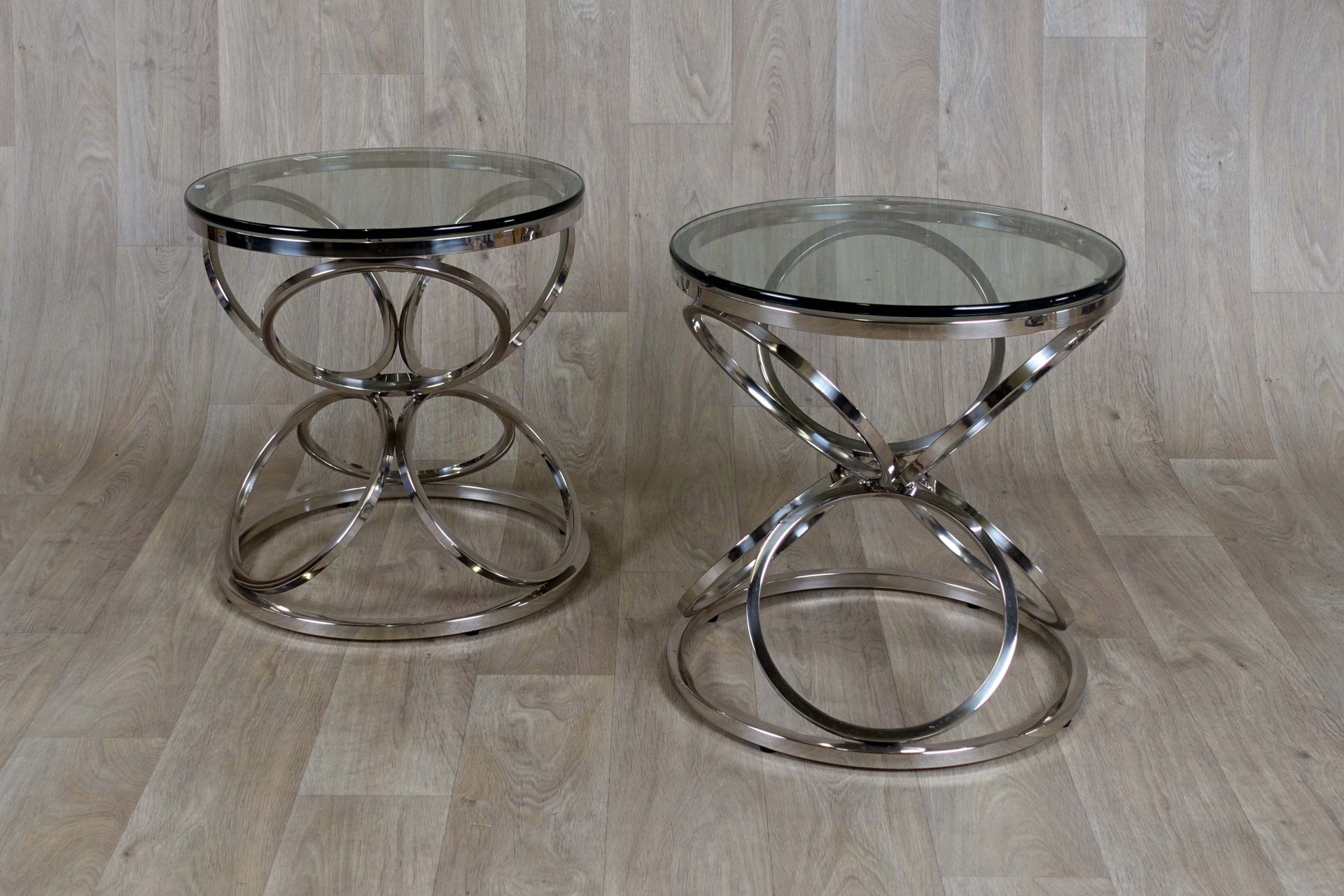 Paire de Tables d’Appoint. 镀铬金属结构上的圆形玻璃架。当代工作。尺寸：52 x 51 x 51厘米。
