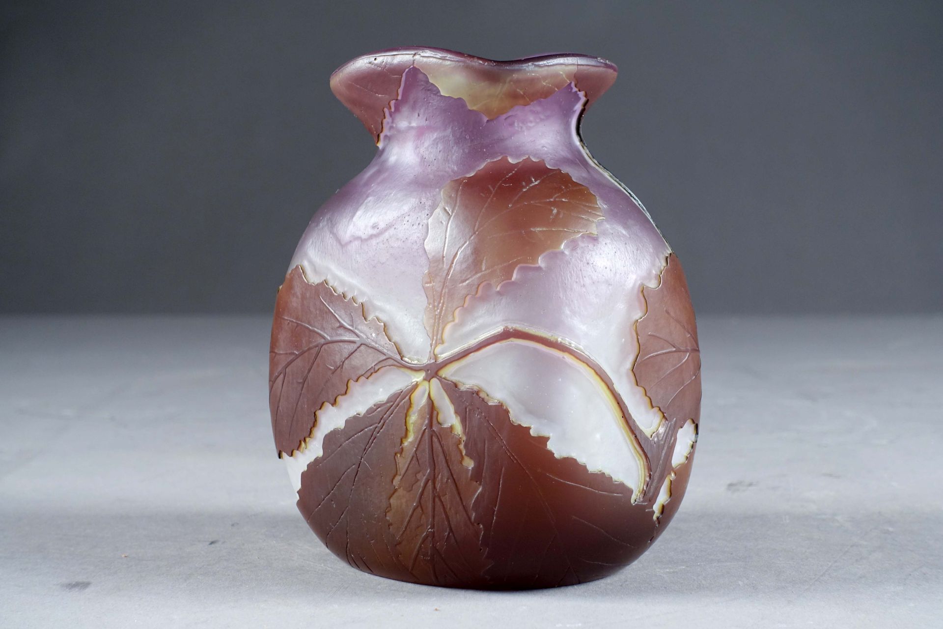 LEGRAS. 一个四角形的花瓶，有一个喇叭口，装饰着酸蚀的栗子叶，背景是磨砂的淡紫色阴影。多层玻璃。装饰中签有Legras。高度：13.5厘米。状况。没有意外&hellip;