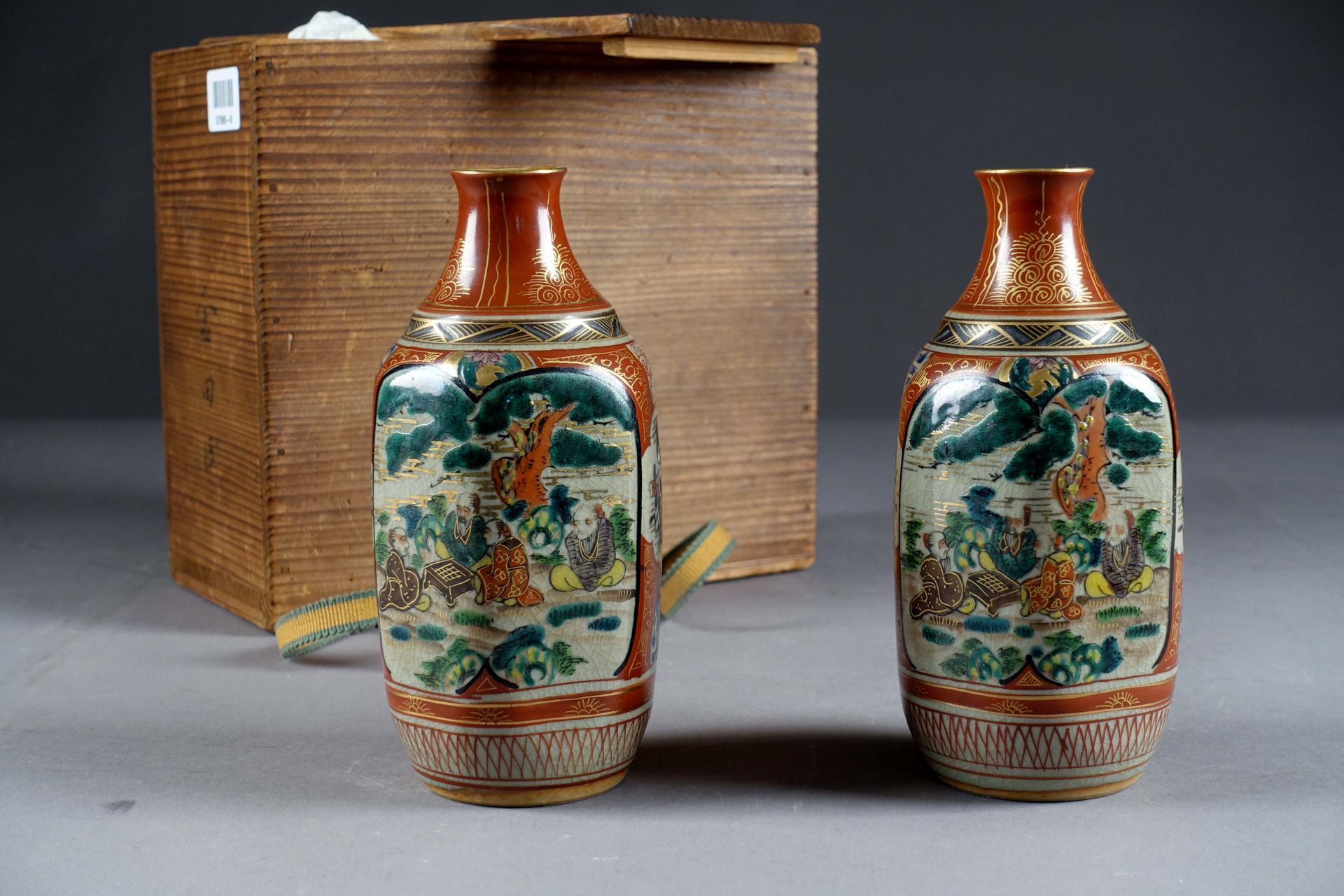 Kutani. Una coppia di bottiglie di sake, di sezione ottagonale, decorate con vig&hellip;