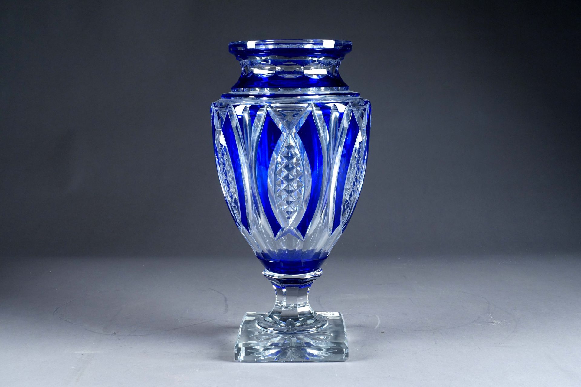 Val-Saint-Lambert. 大花瓶的 "木星 "模型。无色的水晶，覆盖着蓝色，切割有渠道，平棱和钻石点。签名。高度：38厘米。状态 : 状态完美。