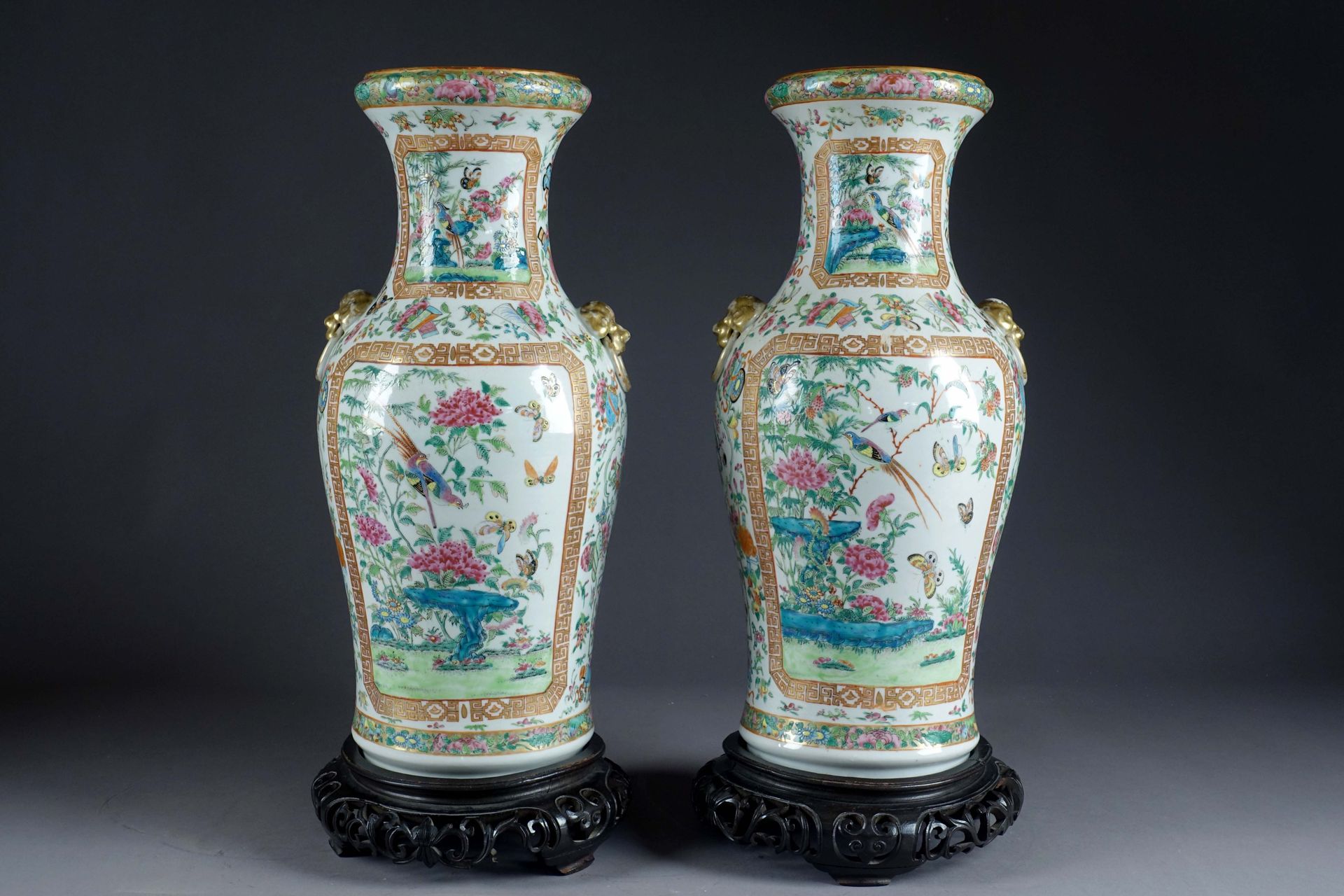 CANTON. Pair of large baluster vases with handles simulating rings. Decorated wi&hellip;