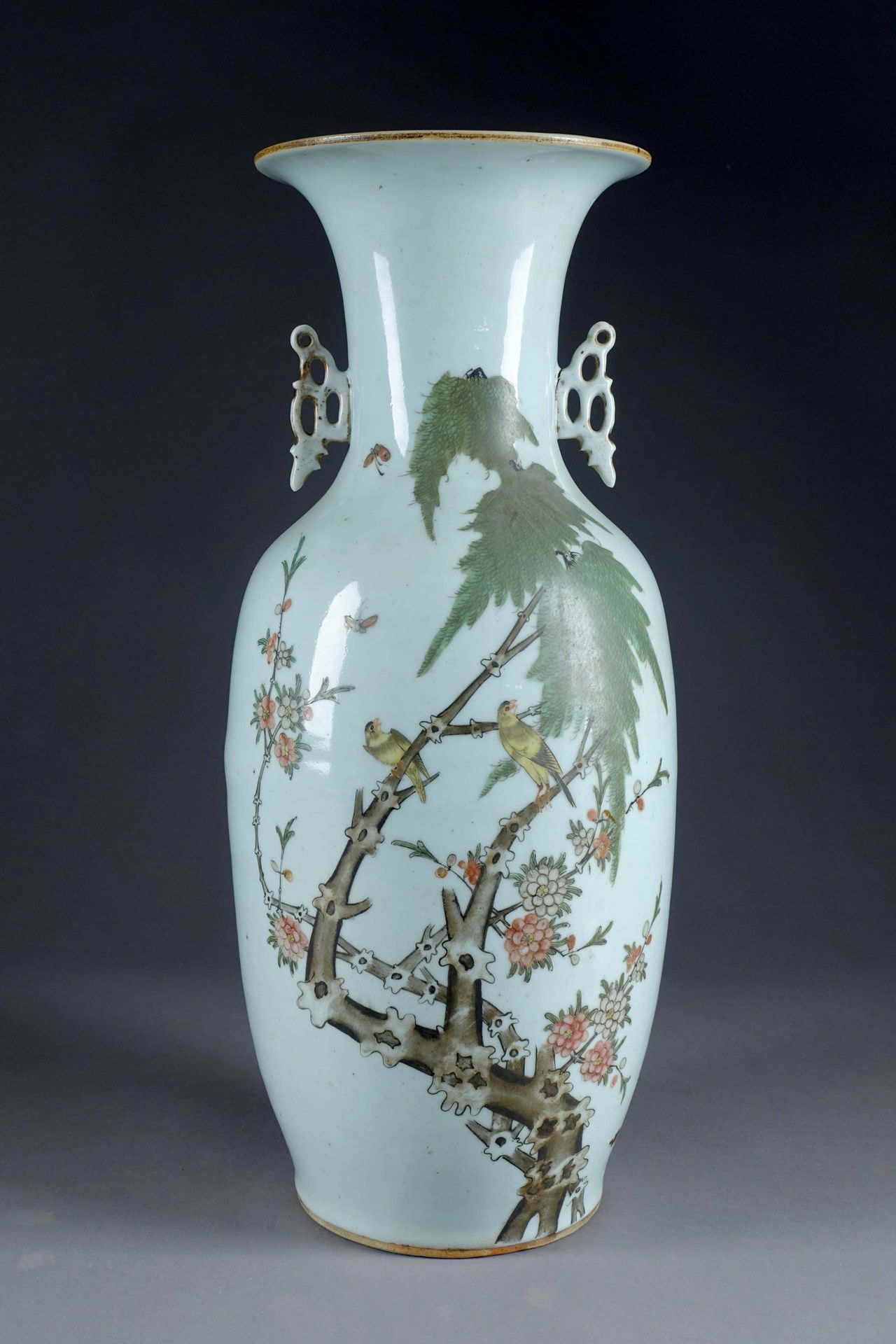 Chine - Fin de la période Qing. Large baluster vase with cut-out handles. Porcel&hellip;