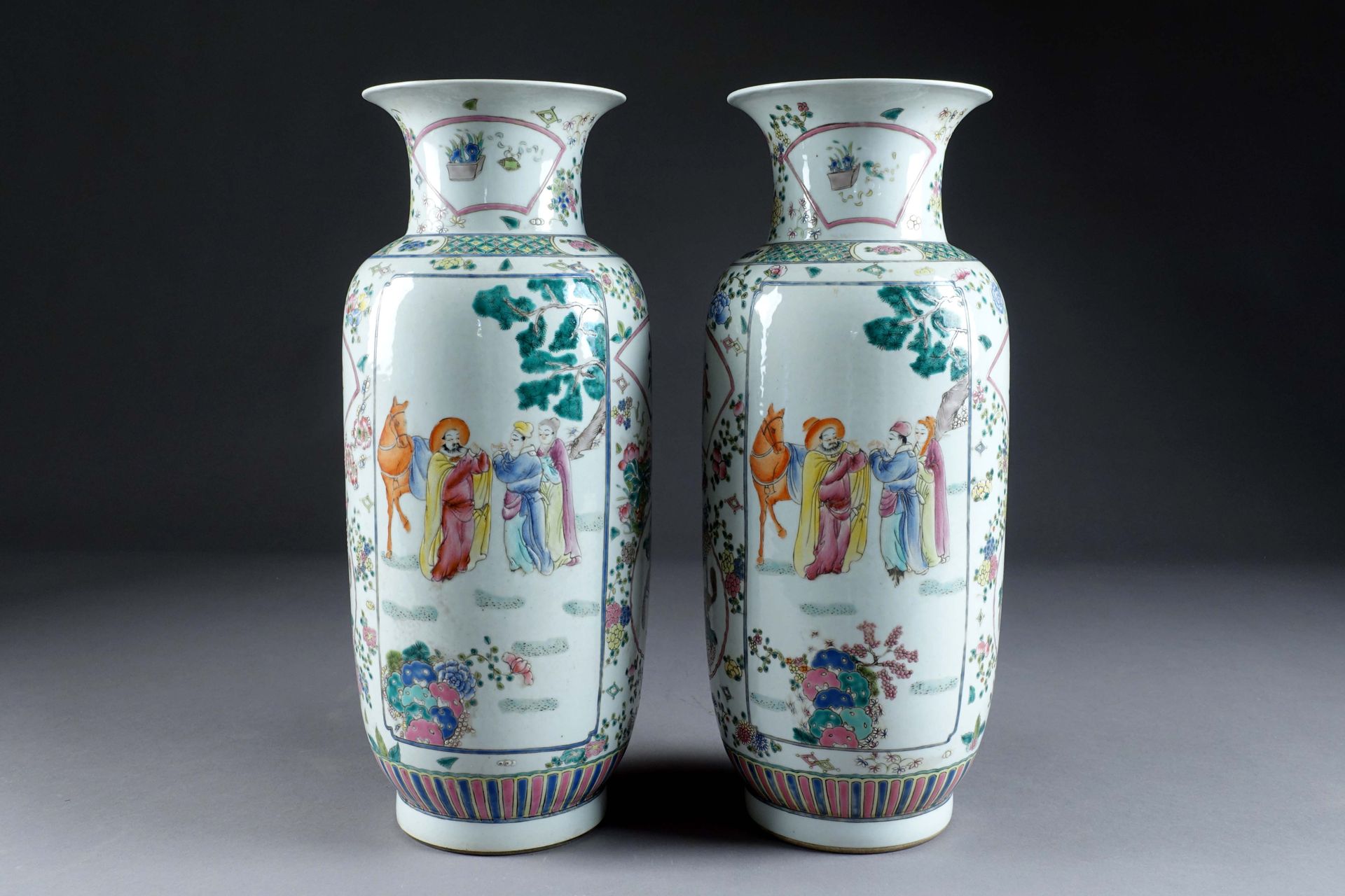 CHINE - XXe siècle. 一对卷轴花瓶，装饰着两个以花卉为背景的人物和马匹的储备。珐琅彩瓷器。高度：41厘米。状态：无事故或修复。
