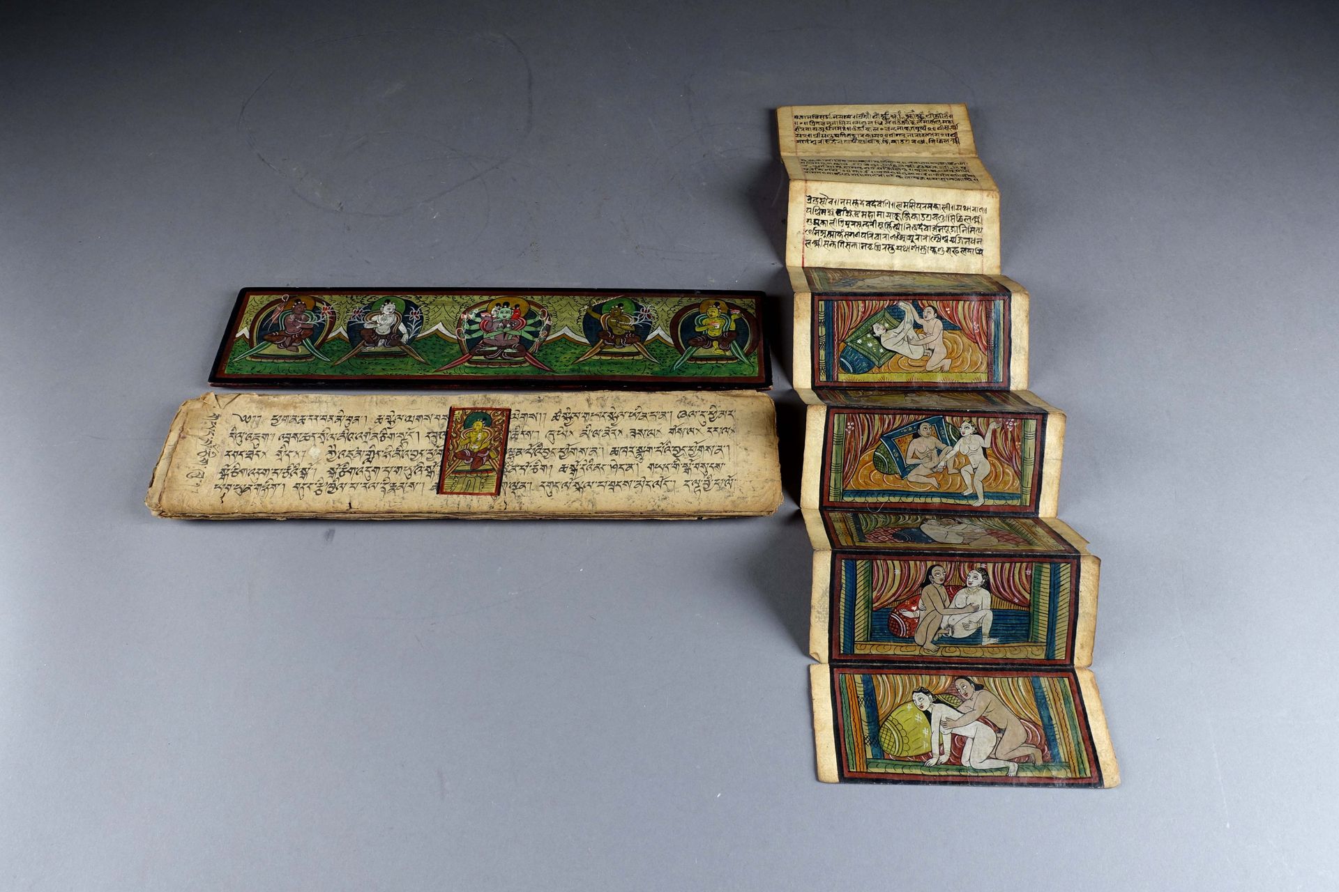 Manuscrit érotique des Indes. 有七幅水粉画的插图。墨水。19世纪。展开后：2米×17厘米。包括一本古老的手写藏文祈祷书，上面有微型&hellip;
